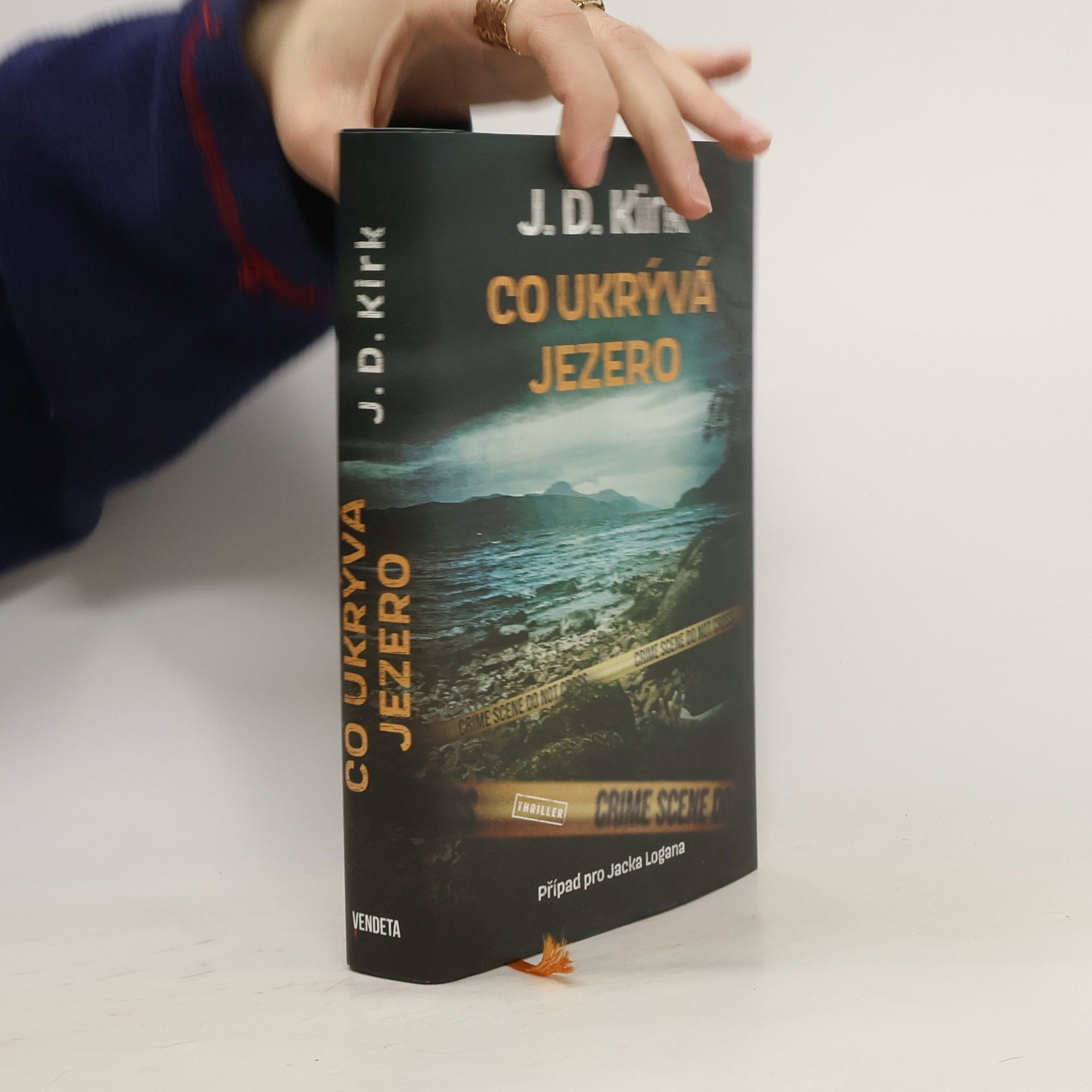 Barry Hutchison Co ukrývá jezero