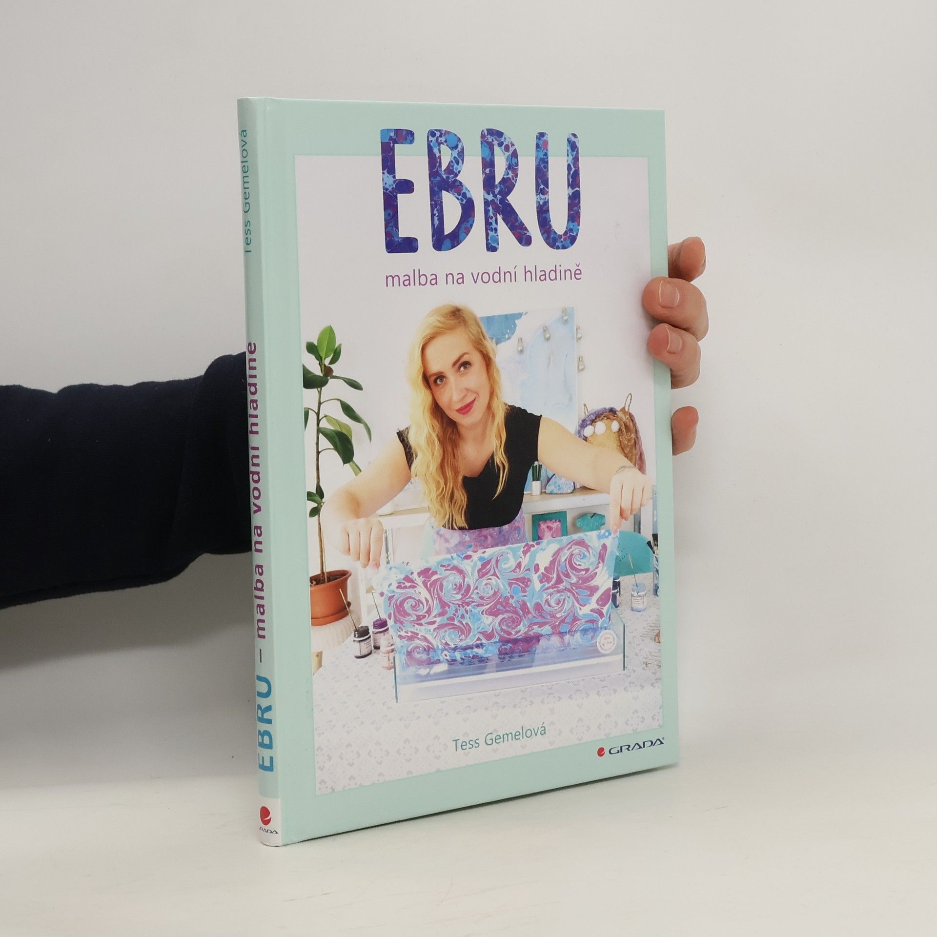 Tess Gemelová Ebru - malba na vodní hladině