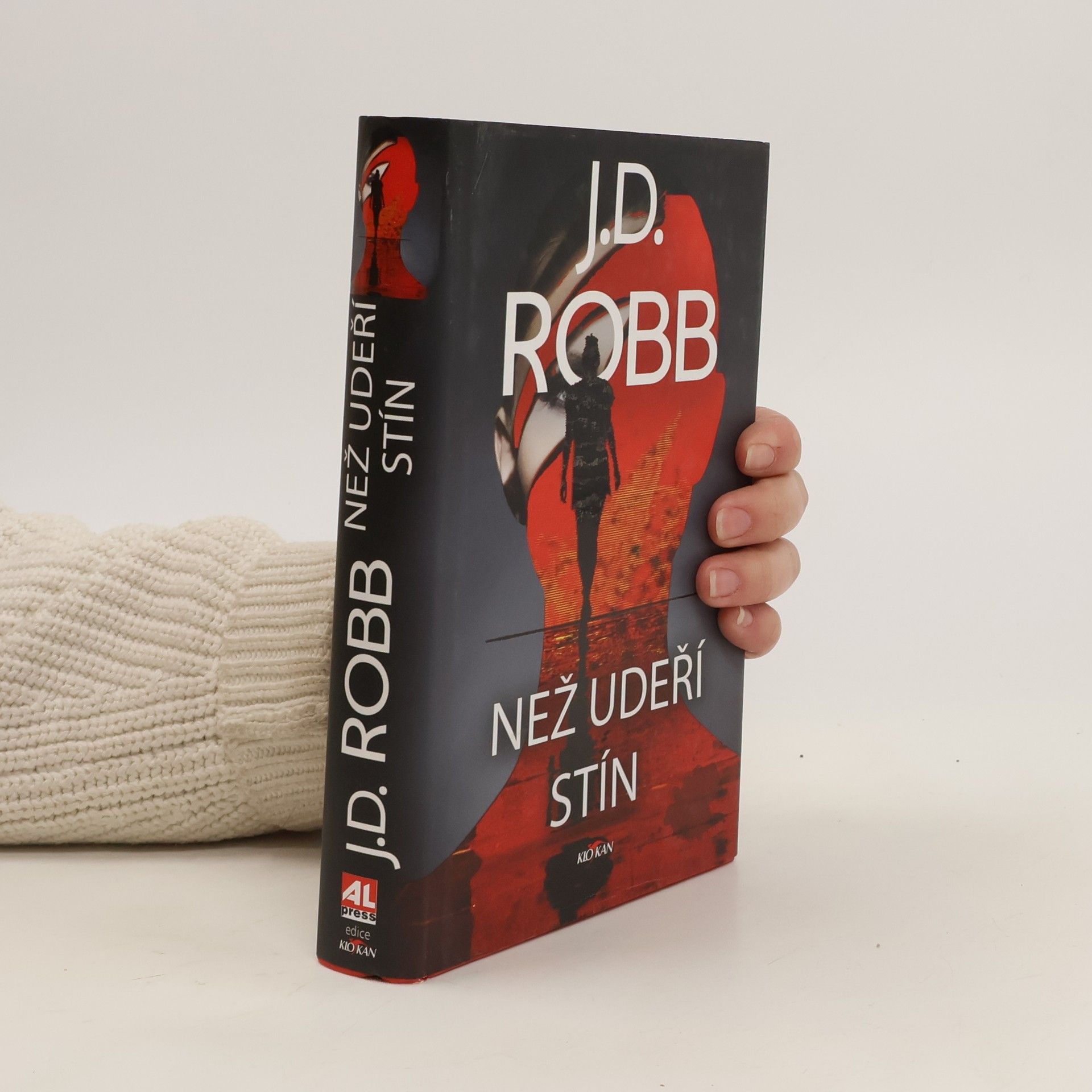 Nora Roberts Než udeří stín