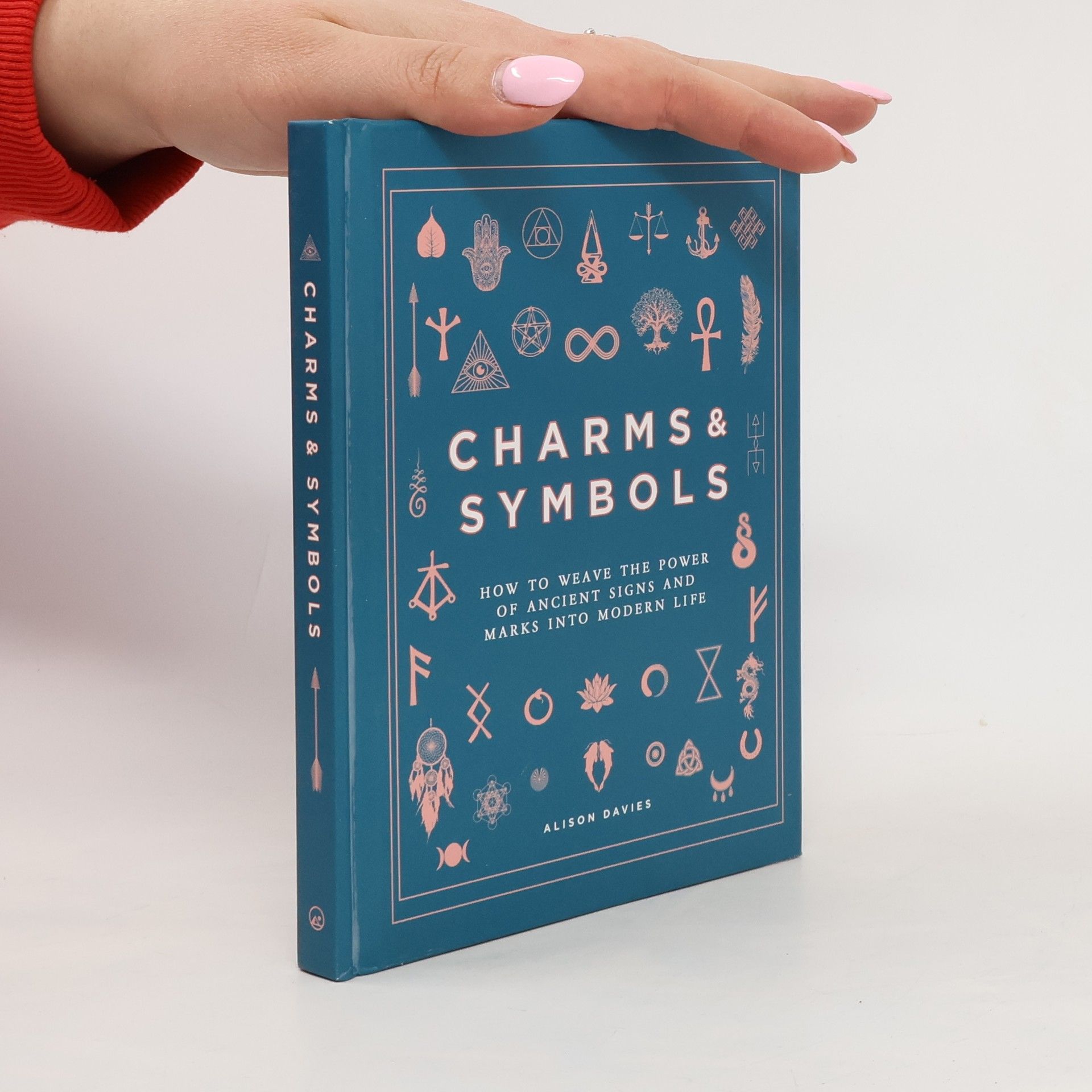 Alison Davies Charms & Symbols : How to Weave the Power of Ancient Signs and Marks into Modern Life