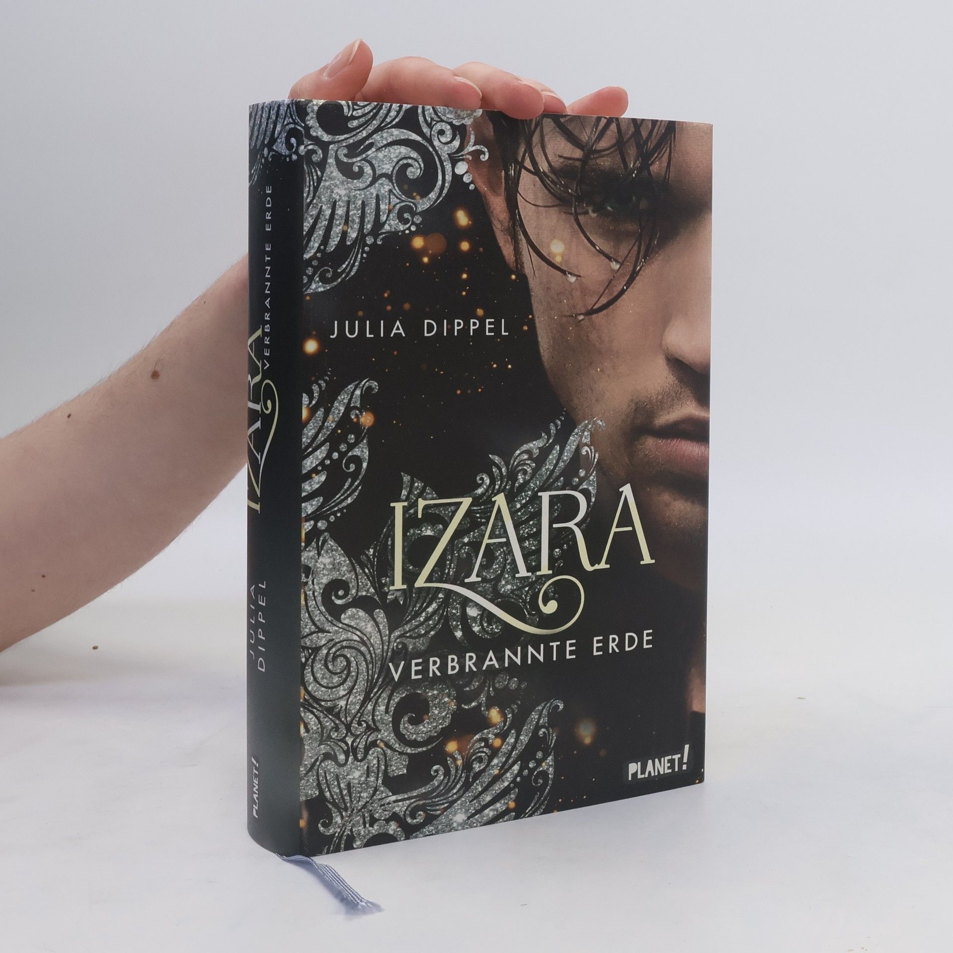 Julia Dippel Izara. Verbrannte Erde