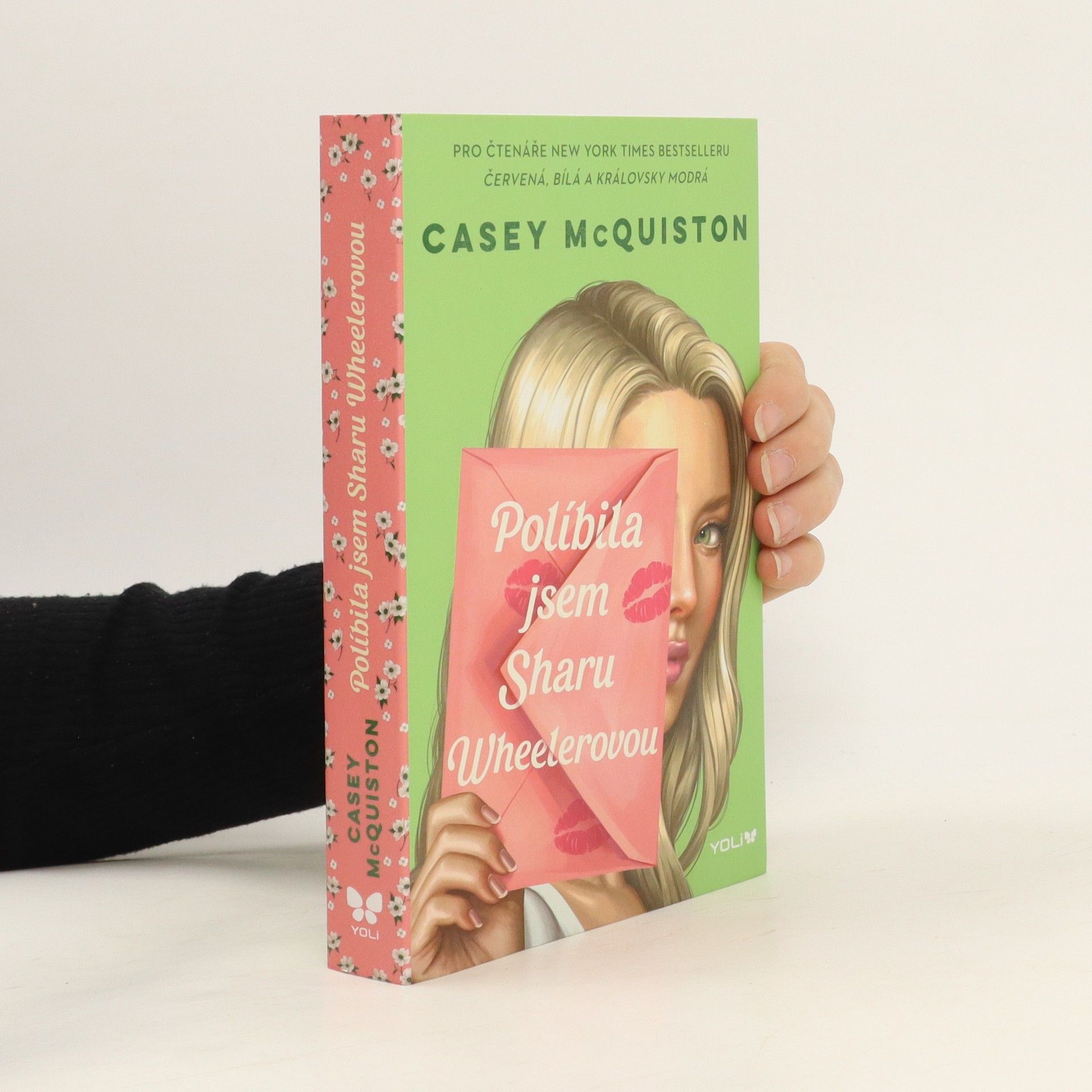 Casey McQuiston Políbila jsem Sharu Wheelerovou