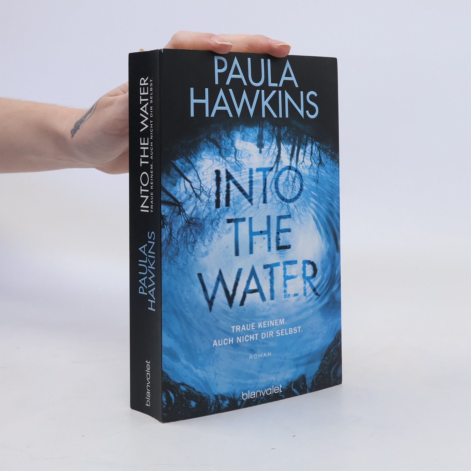 Paula Hawkins Into the Water