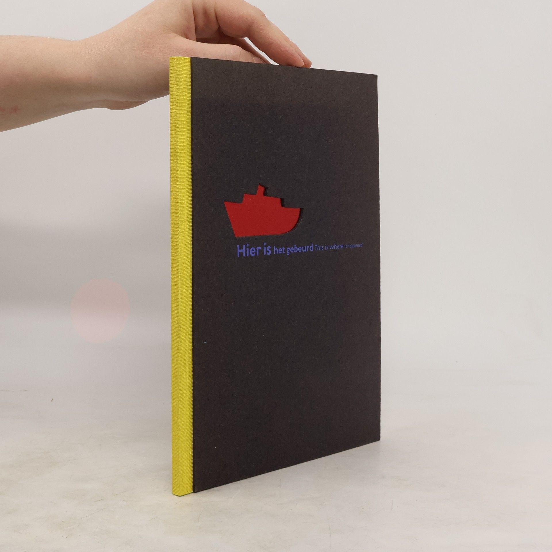 Collectif d'auteurs Hier Is Het Gebeurd. This Is Where It Happened