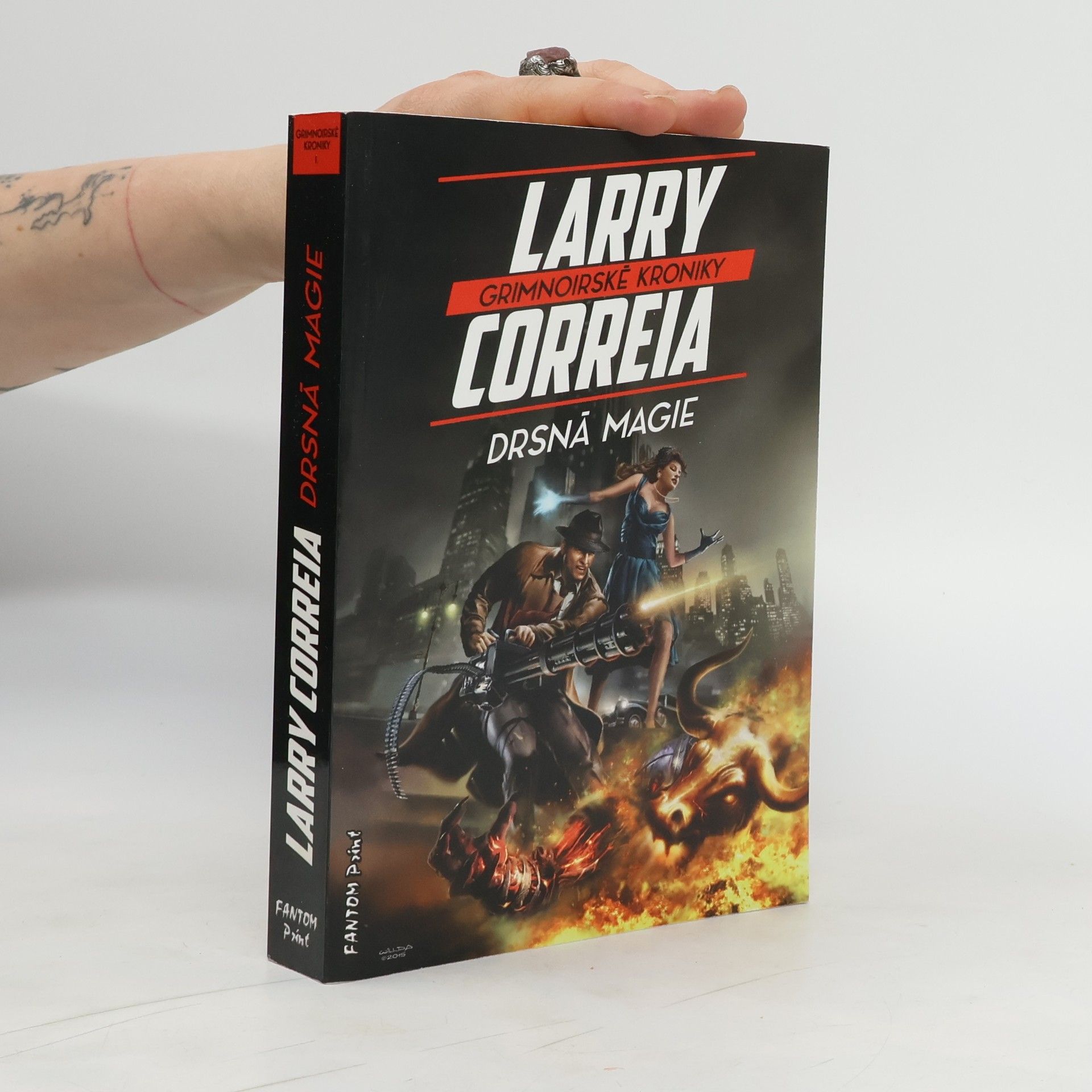 Larry Correia Grimnoirské kroniky. Drsná magie