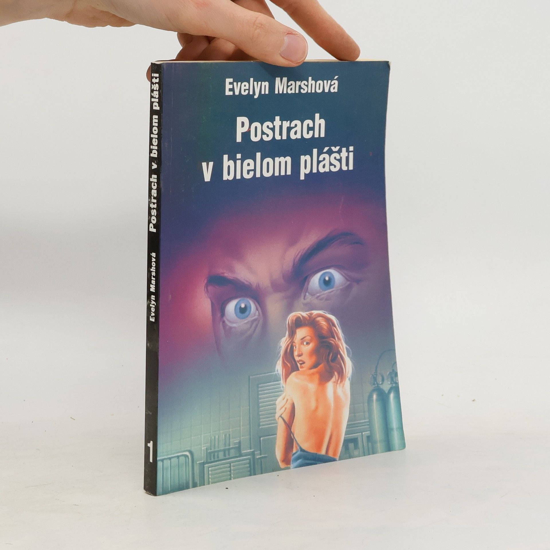 Evelyn Marsh Postrach v bielom plášti