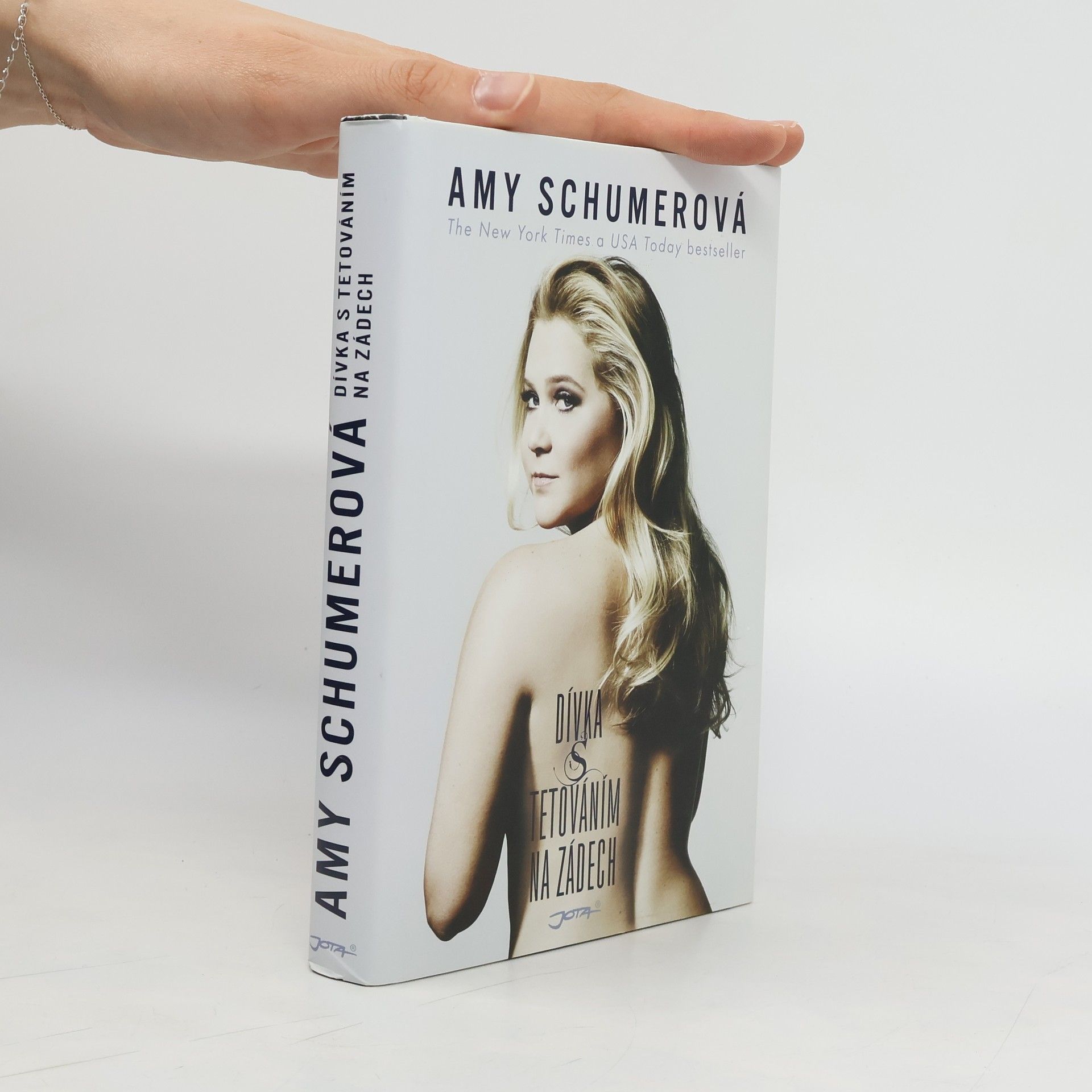 Amy Schumer Dívka s tetováním na zádech