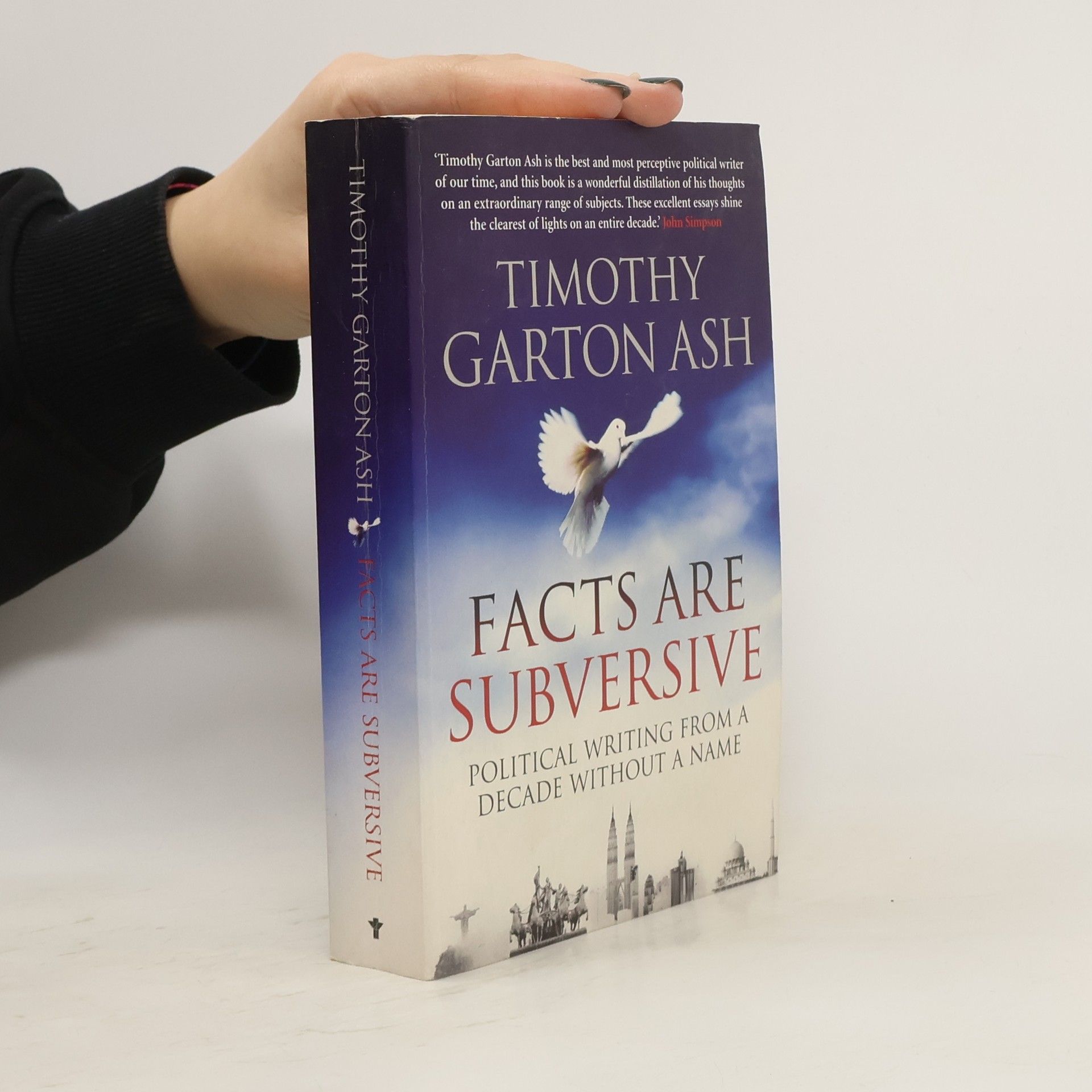 Timothy Garton Ash Facts are Subversive : Political Writing from a Decade Without a Name