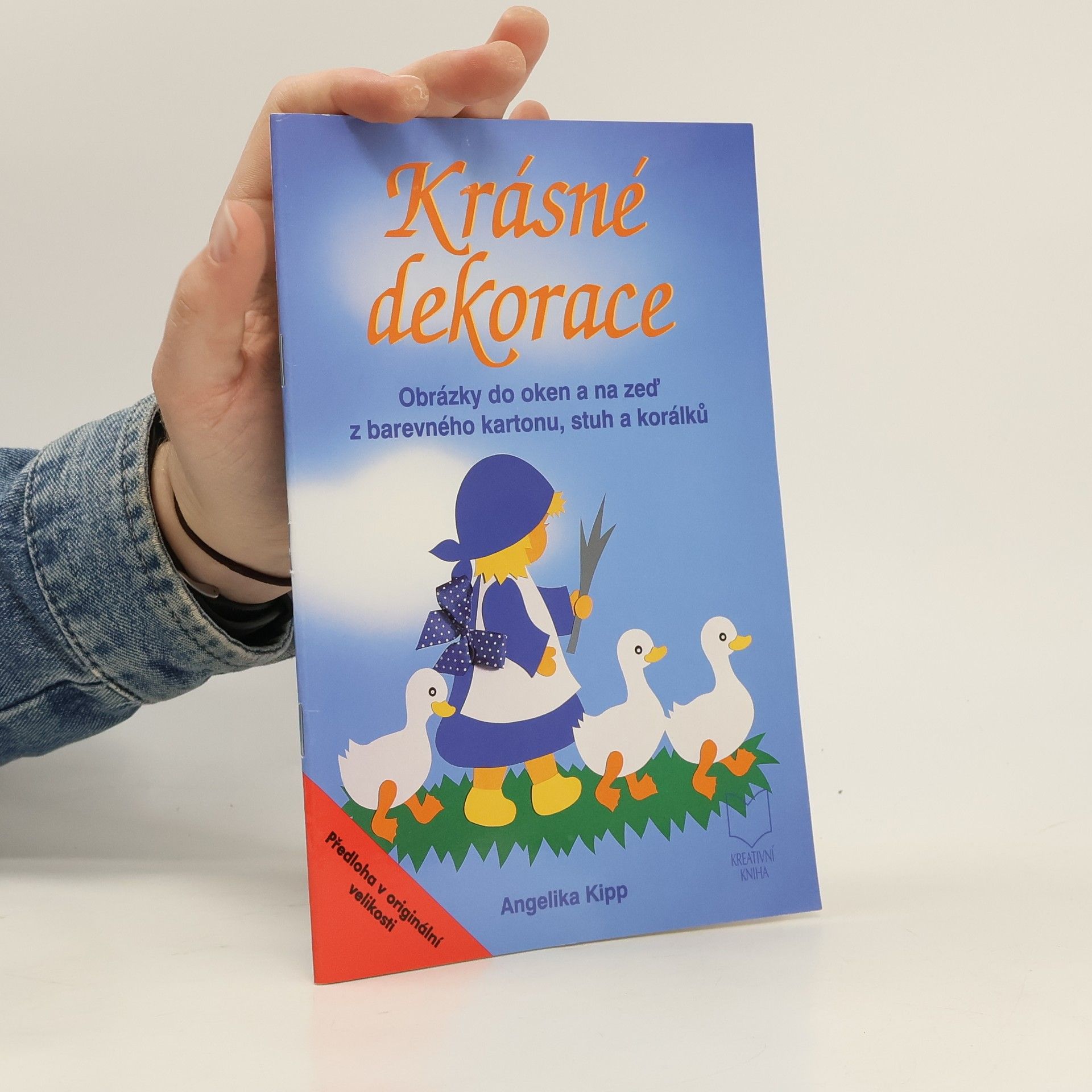 Angelika Kipp Krásné dekorace obrázky do oken a na zeď z barevného kartonu, stuh a korálků