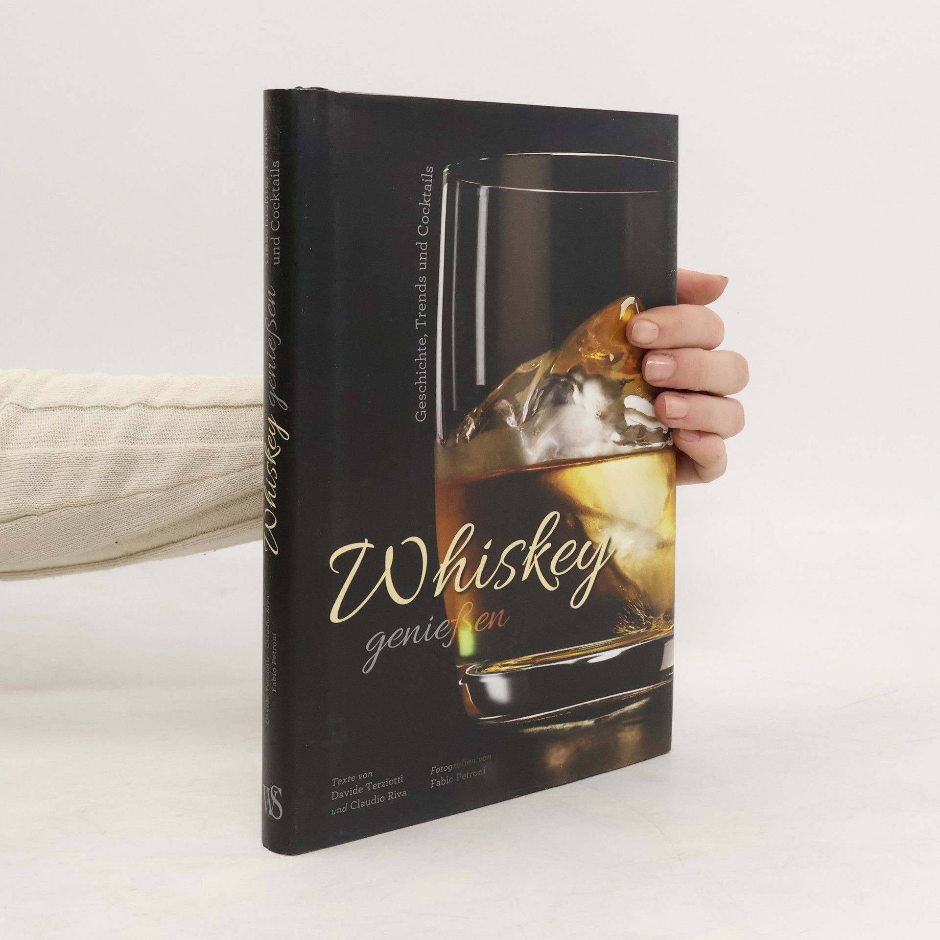 Davide Terziotti Whiskey genießen