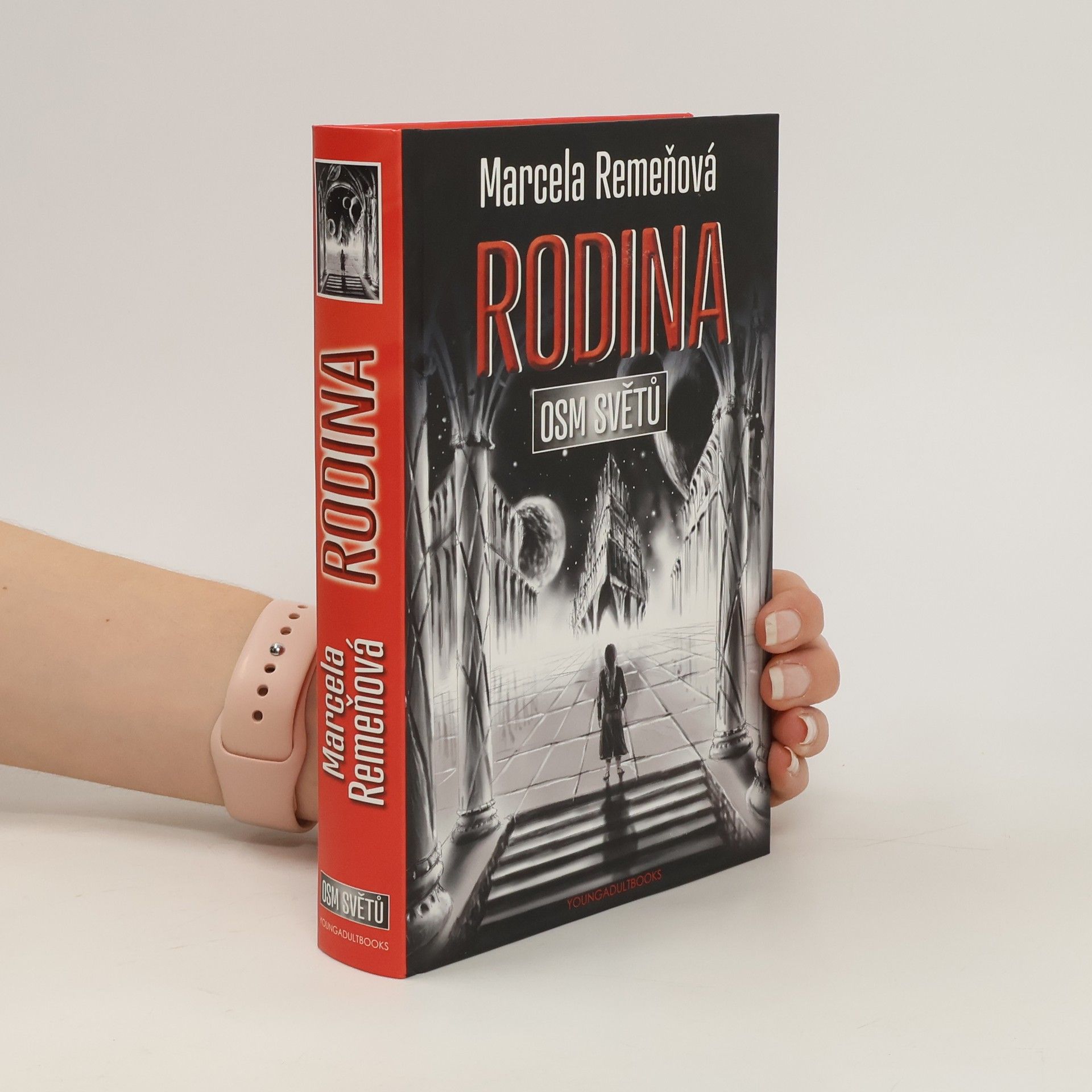 Marcela Remeňová Osm světů. Rodina