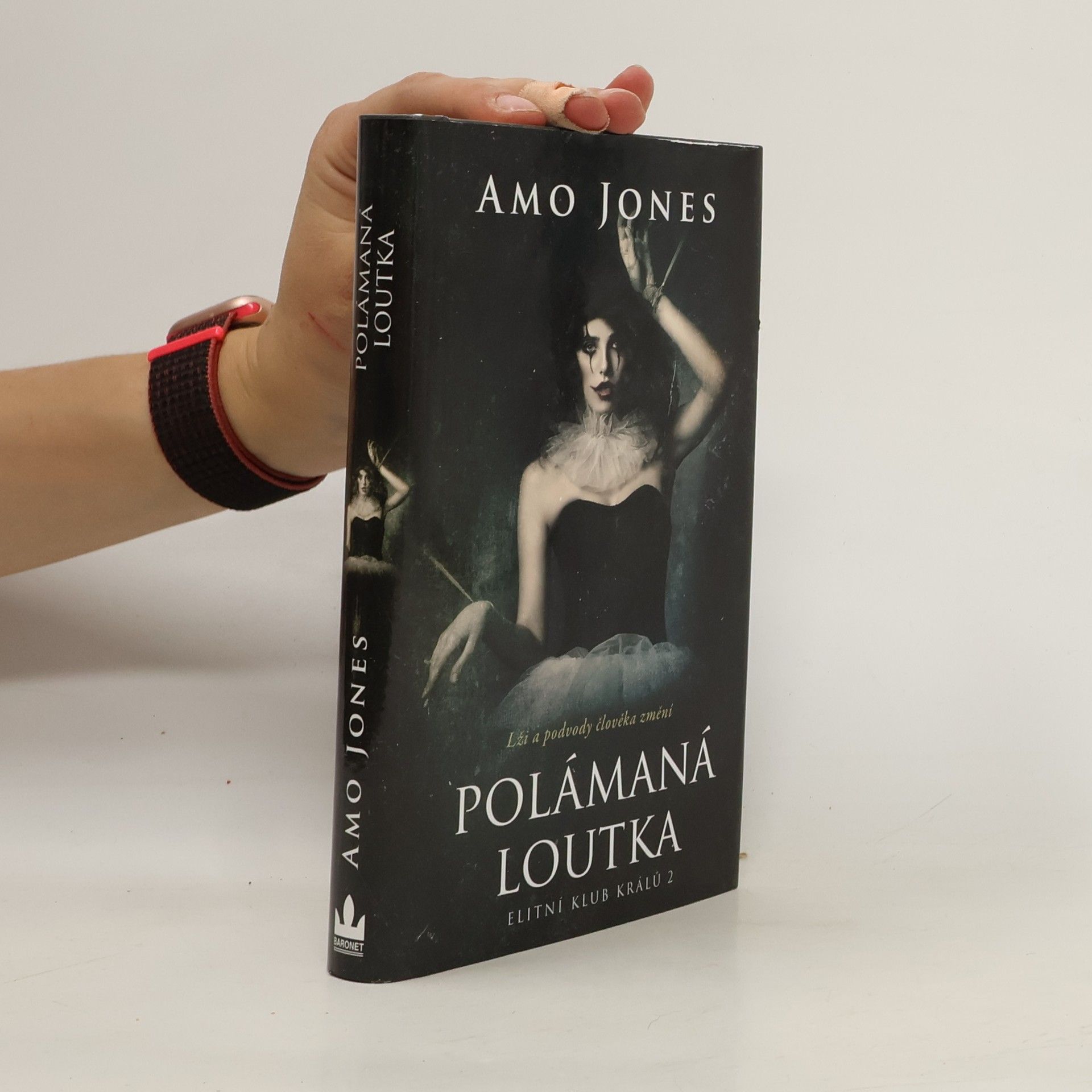 Amo Jones Polámaná loutka