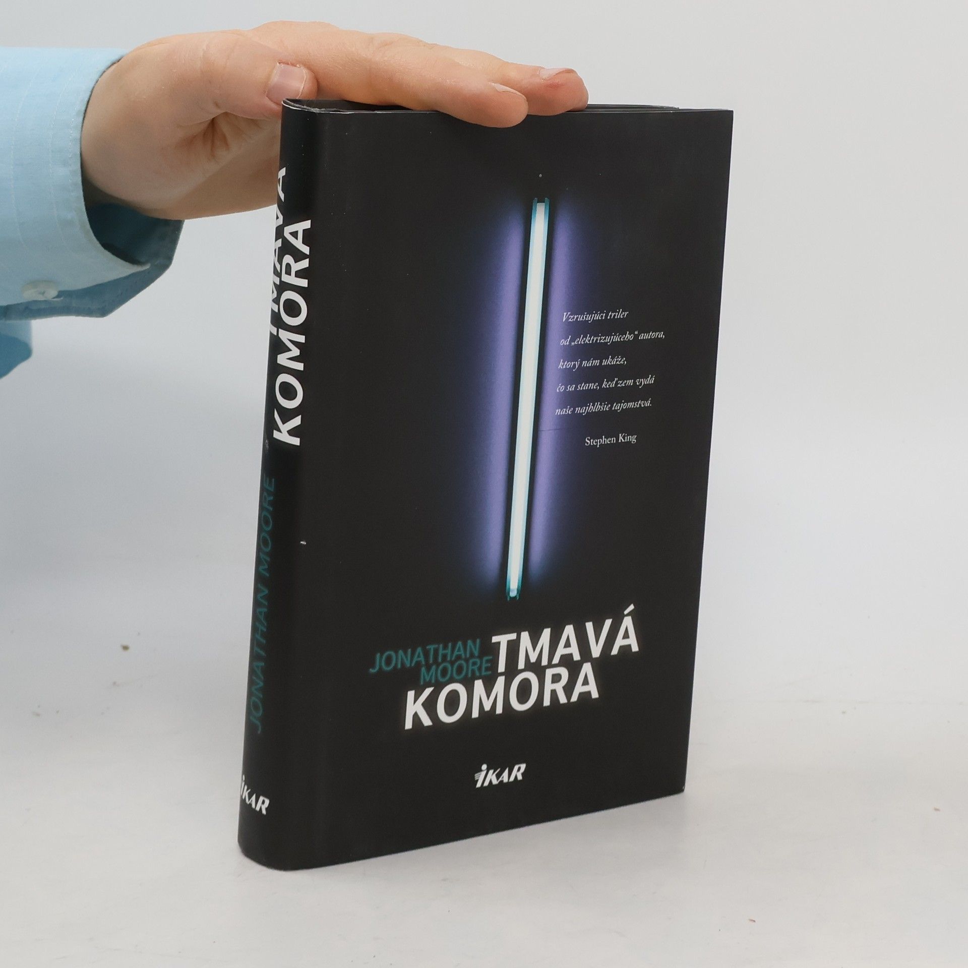 Jonathan Moore Tmavá komora