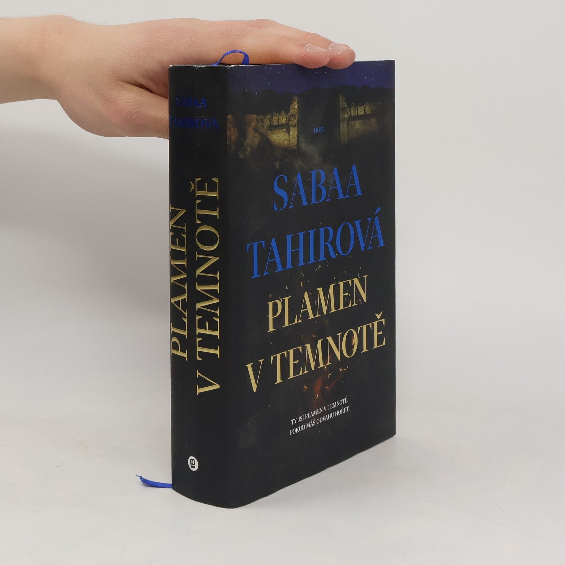 Sabaa Tahir Plamen v temnotě
