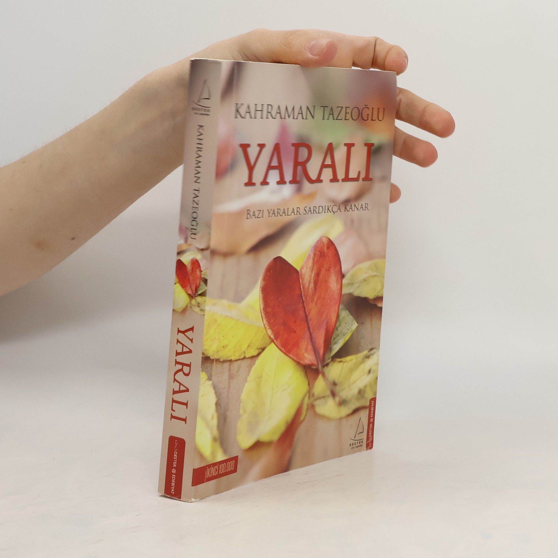 Kahraman Tazeoglu Yaralı. Bazı Yaralar Sardıkça Kanar