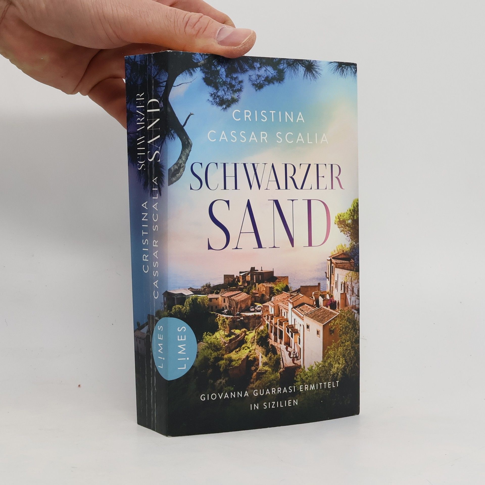 Cristina Cassar Scalia Schwarzer sand
