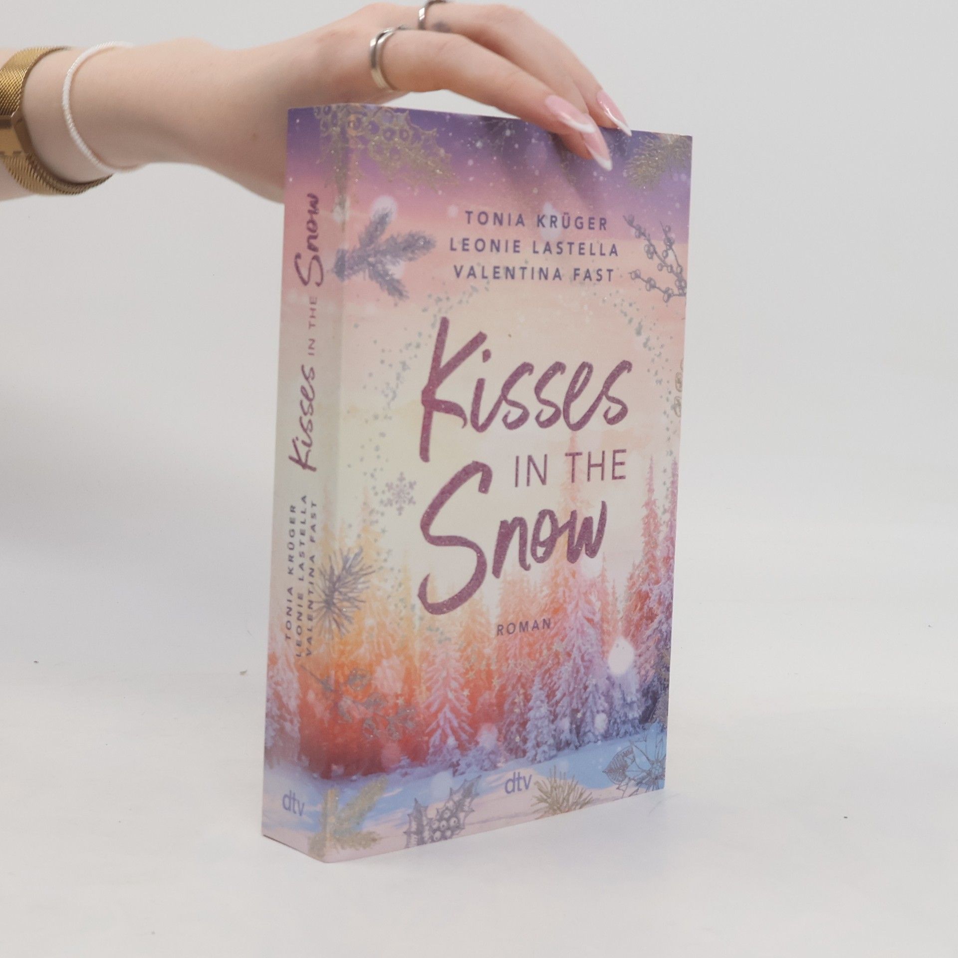 Leonie Lastella Kisses in the Snow