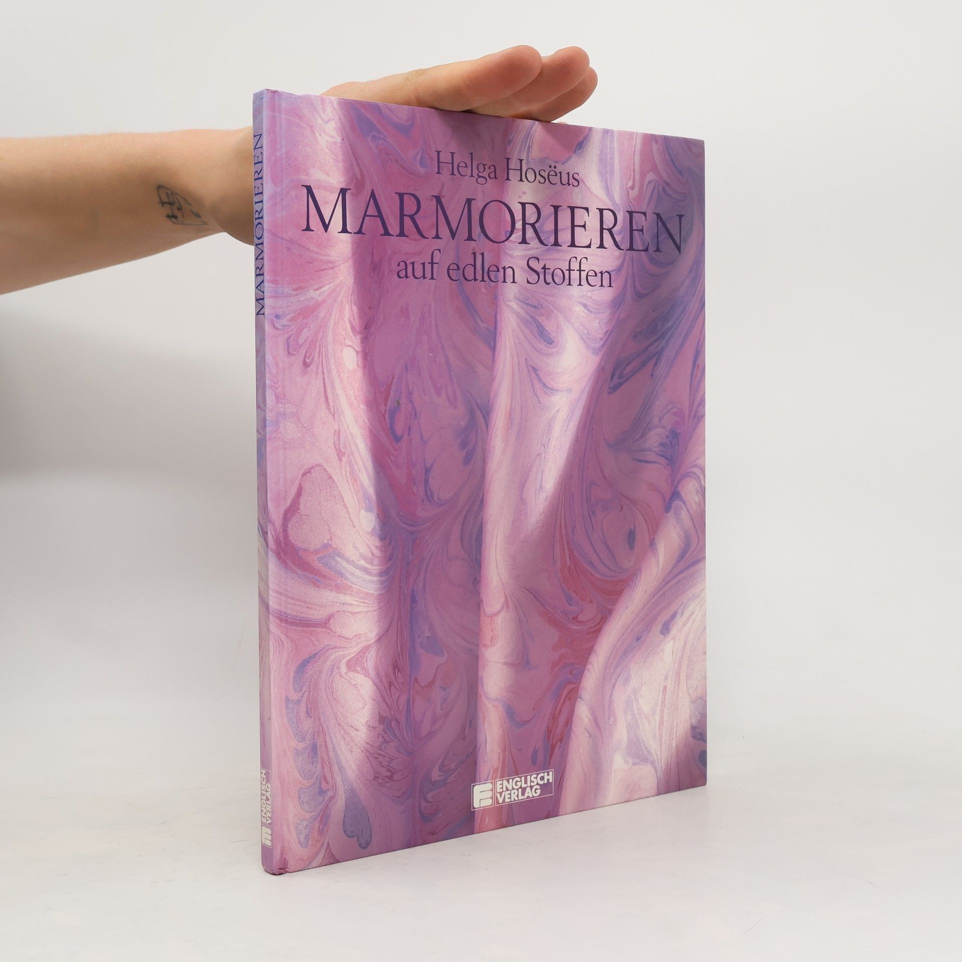 Helga Hose͏̈us Marmorieren auf edlen Stoffen