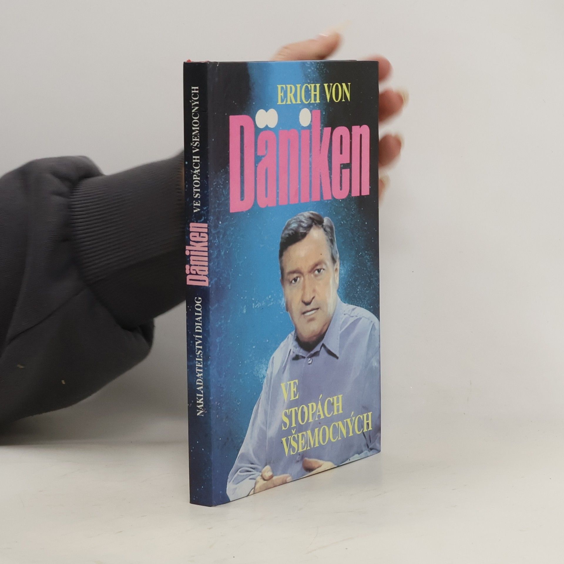 Erich von Däniken Ve stopách všemocných
