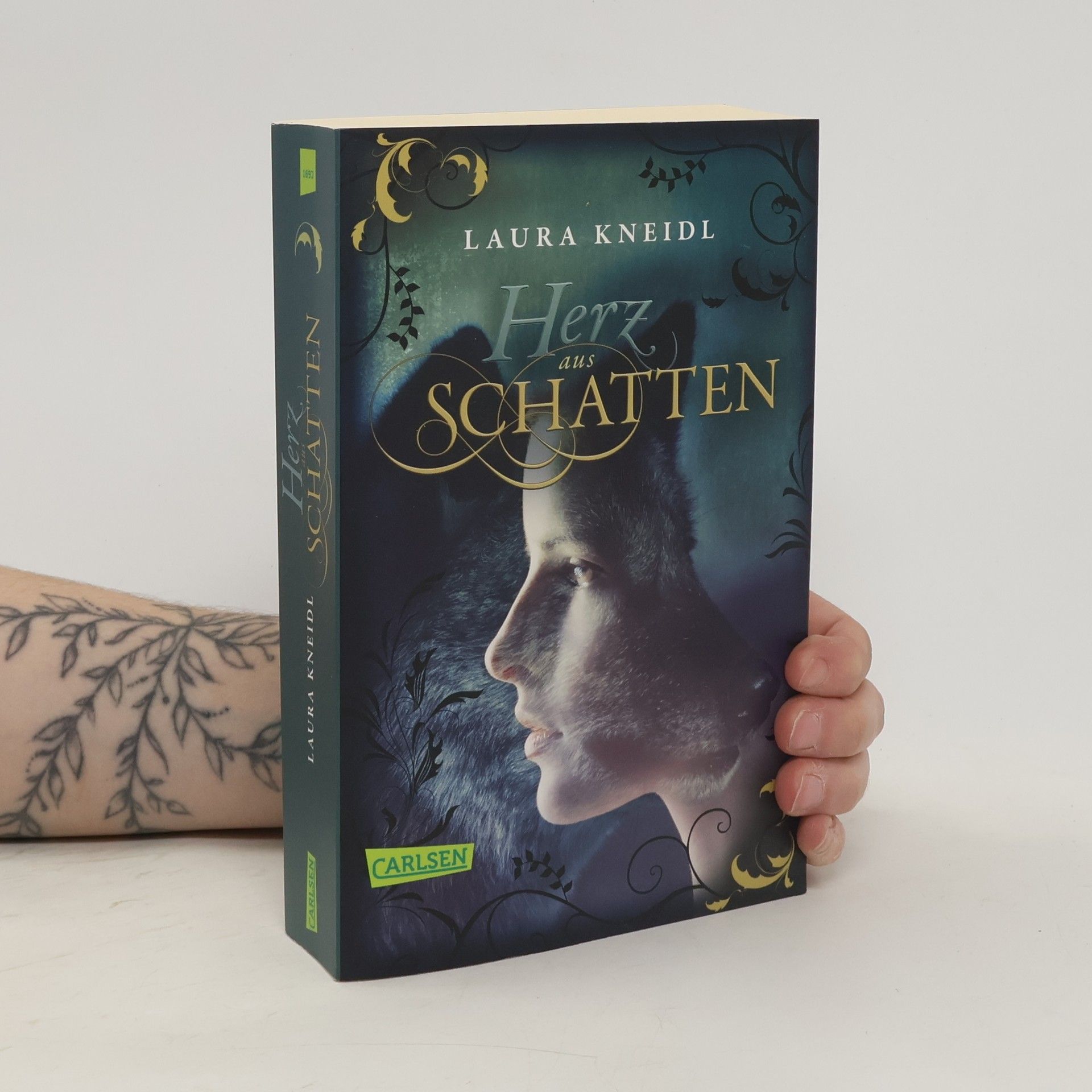 Laura Kneidl Herz aus Schatten