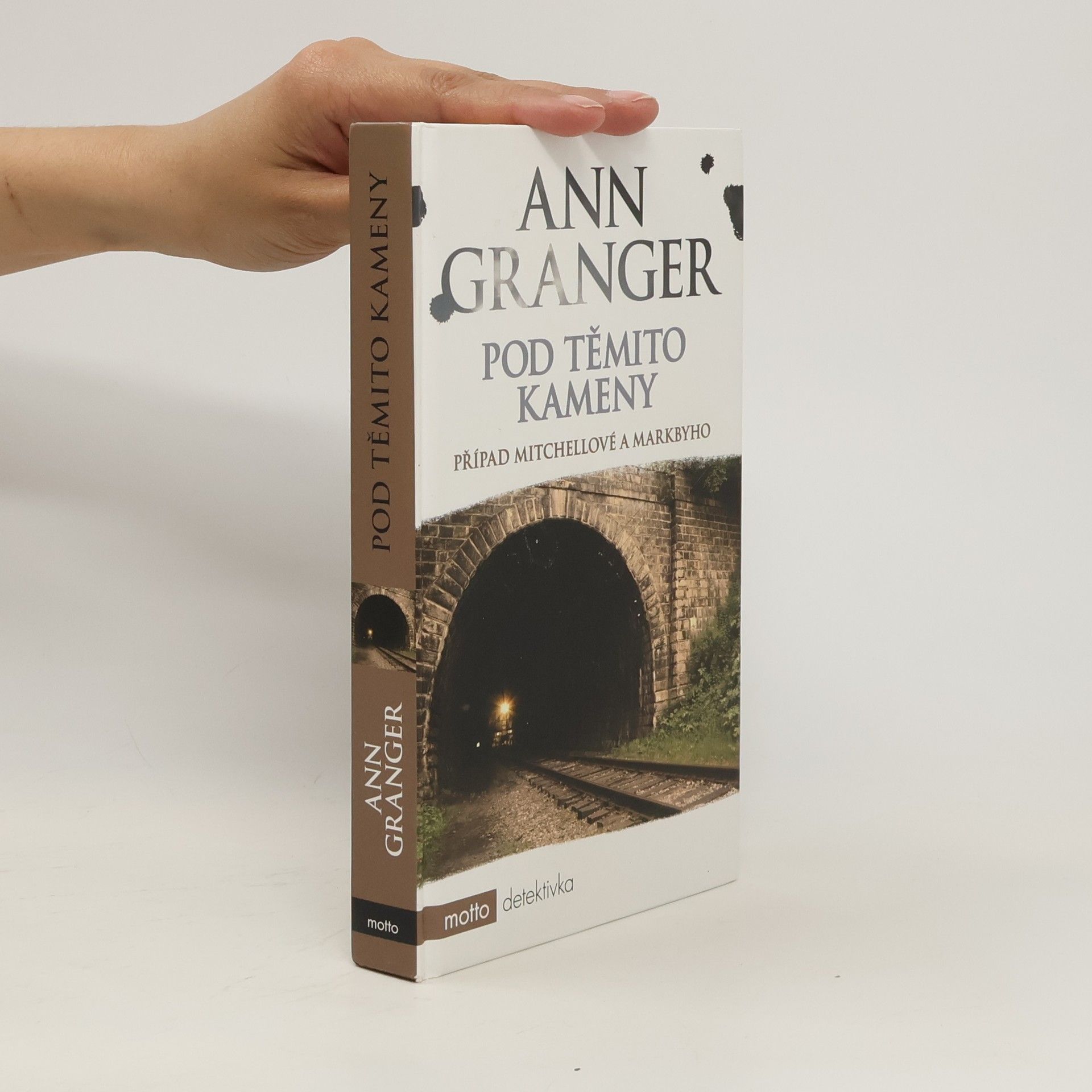 Ann Granger Pod těmito kameny