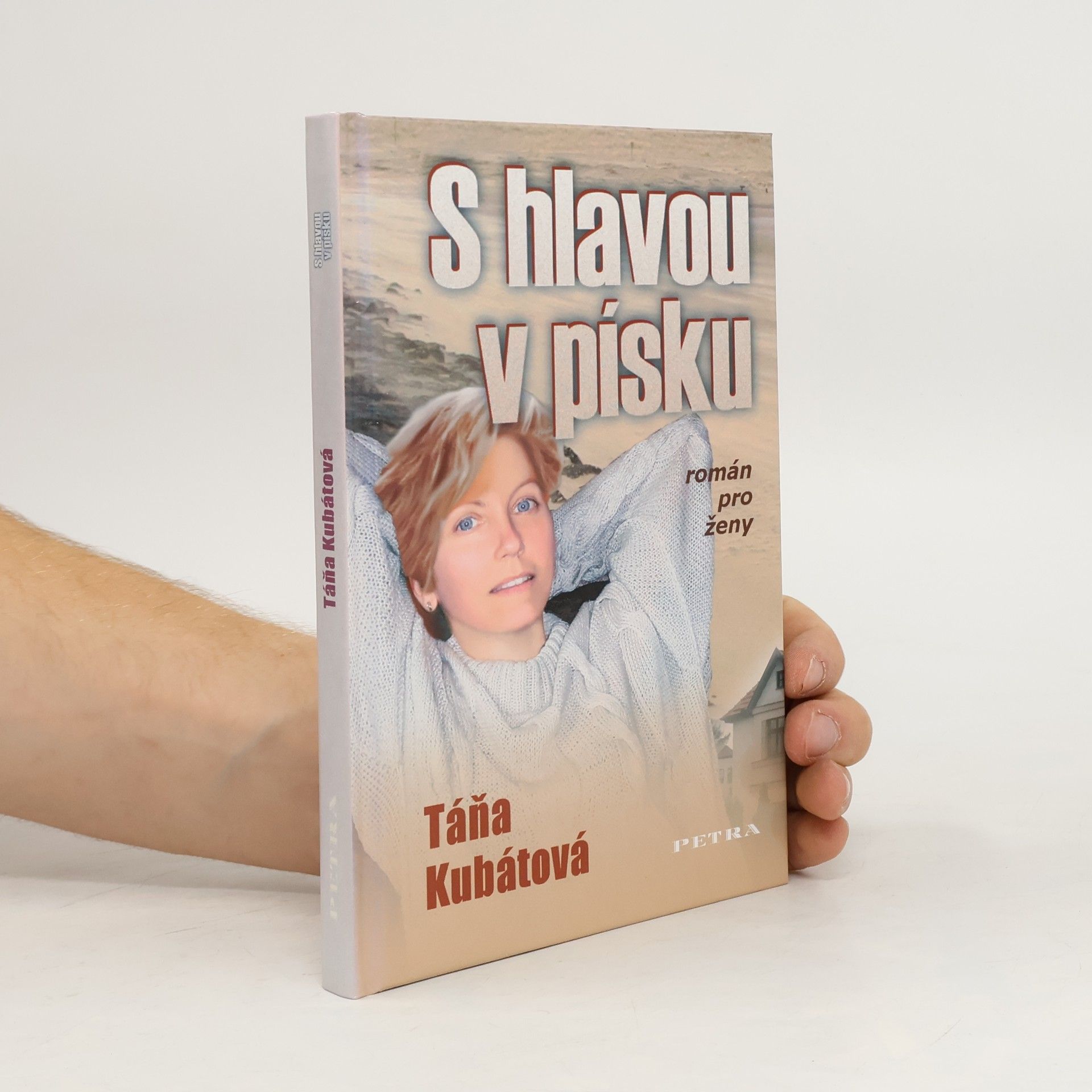 Táňa Kubátová S hlavou v písku