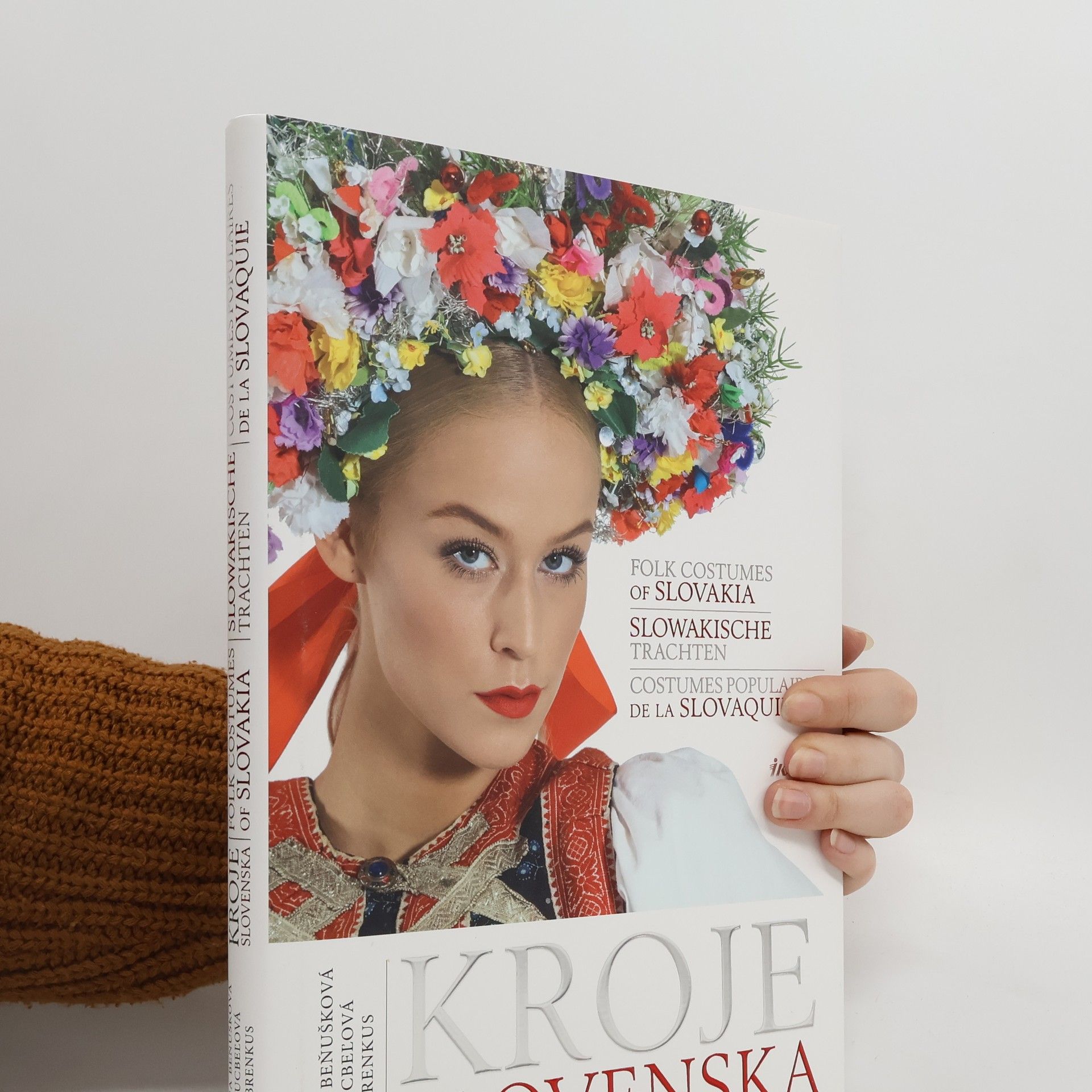 Zuzana Beňušková Kroje Slovenska/ Folk costumes of Slovakia/ Slowakische Trachten/ Costumes populaires de la Slovaquie