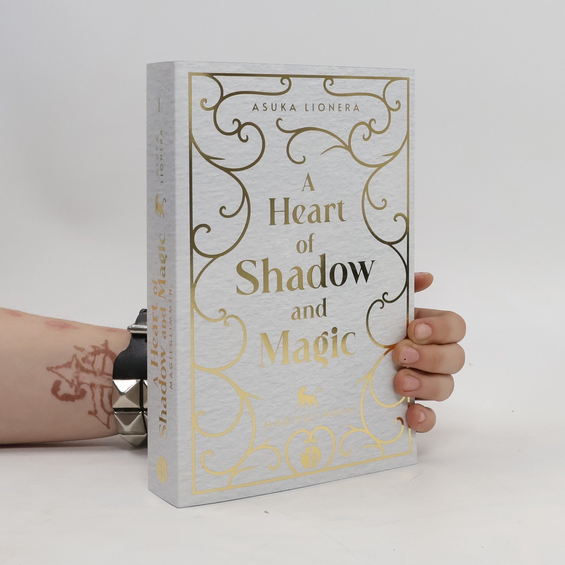 Asuka Lionera A Heart of Shadow and Magic: Magieglimmen | Mit wunderschönem Farbschnitt