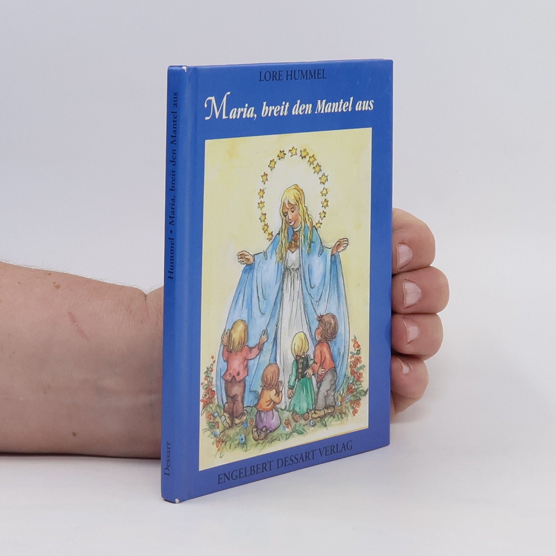 Lore Hummel Maria, breit den Mantel aus