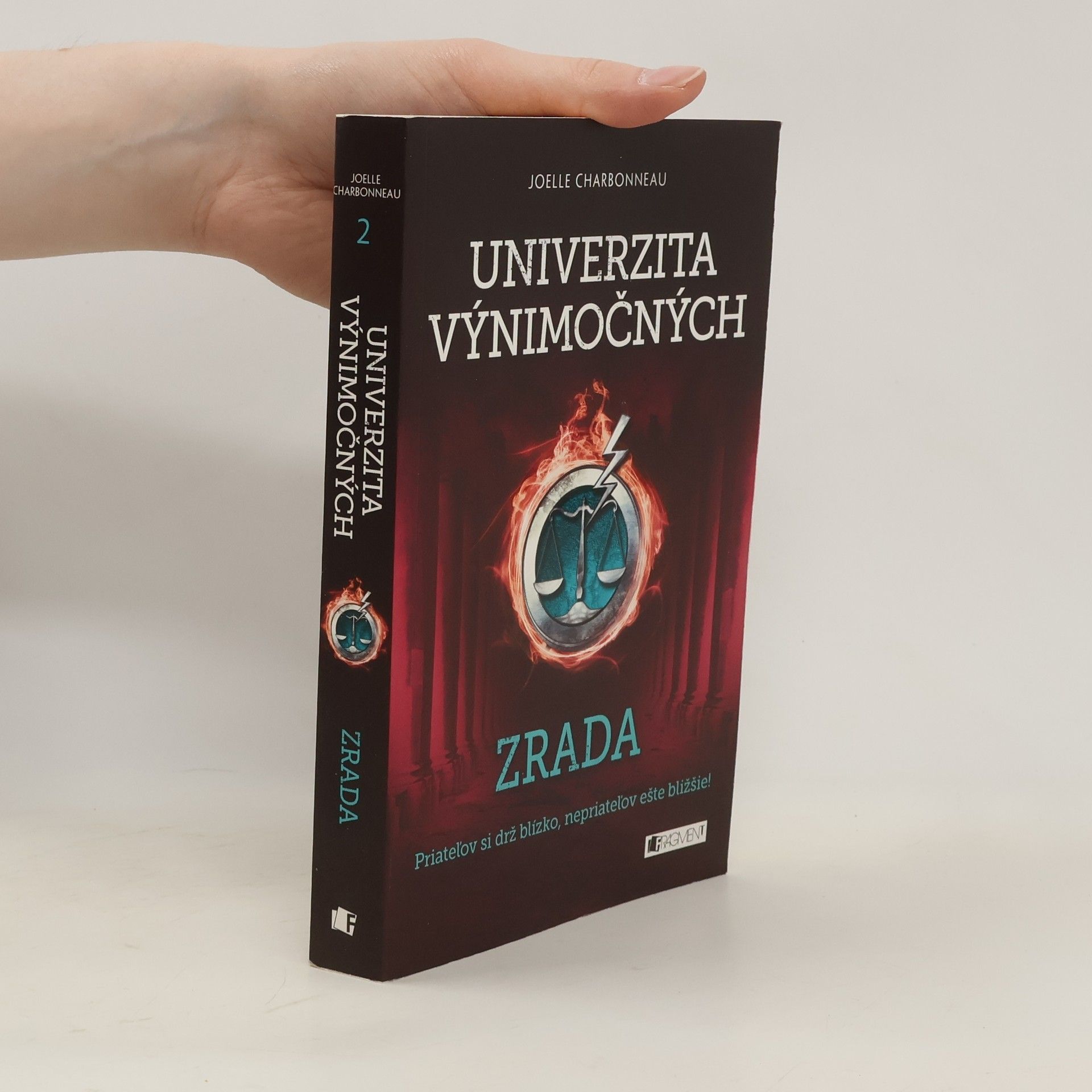 Joelle Charbonneau Univerzita výnimočných. Zrada