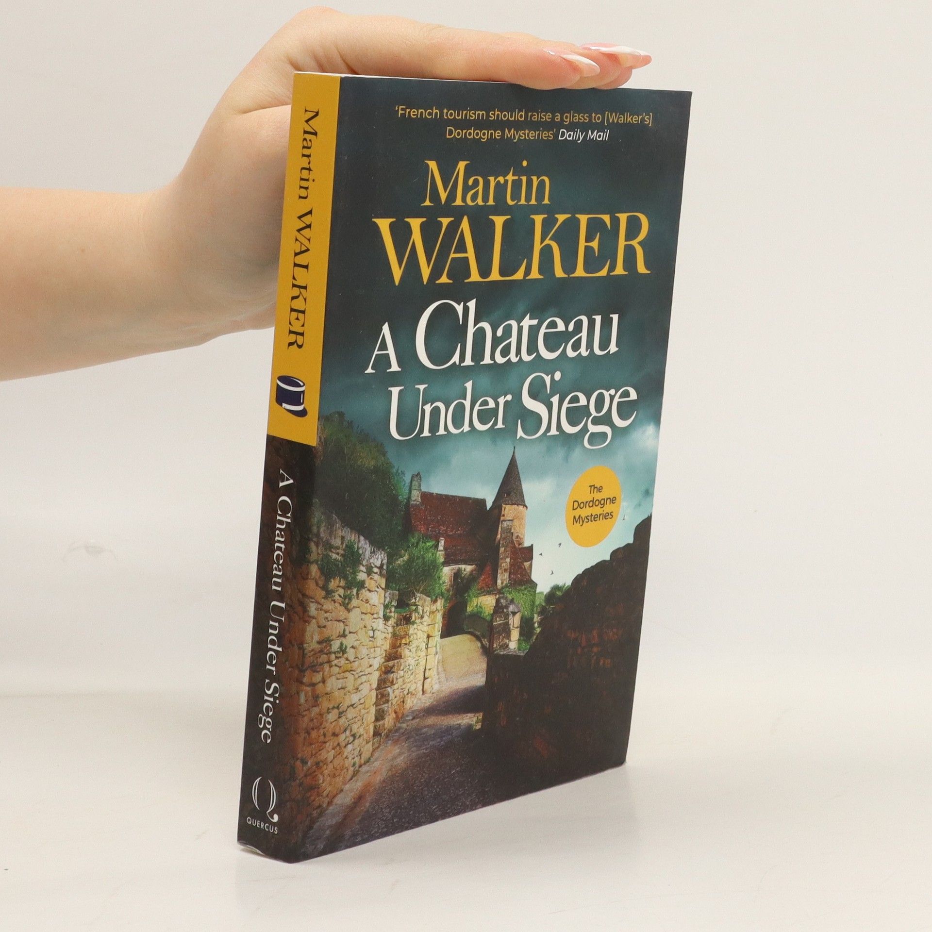 Martin Walker A Chateau Under Siege: Heartstopping new case for France´s favourite country cop