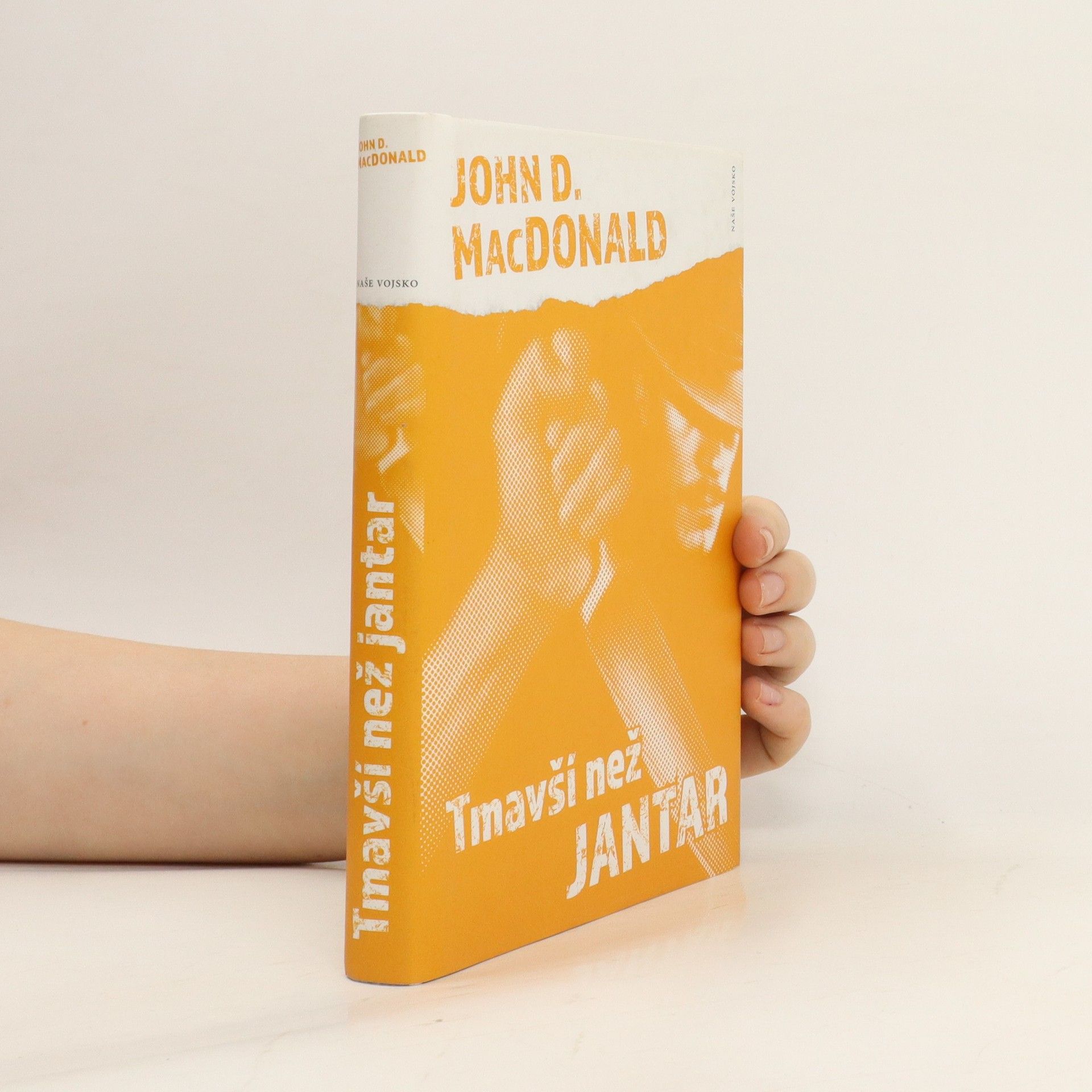 John D. MacDonald Tmavší než jantar