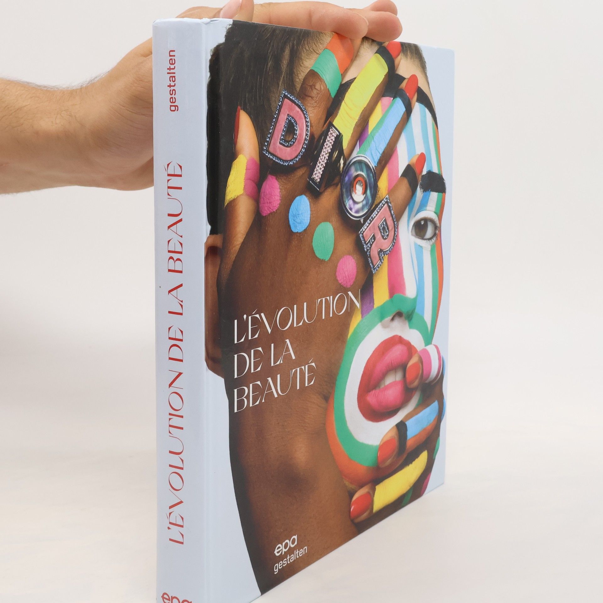 Kari Molvar L'évolution de la beauté