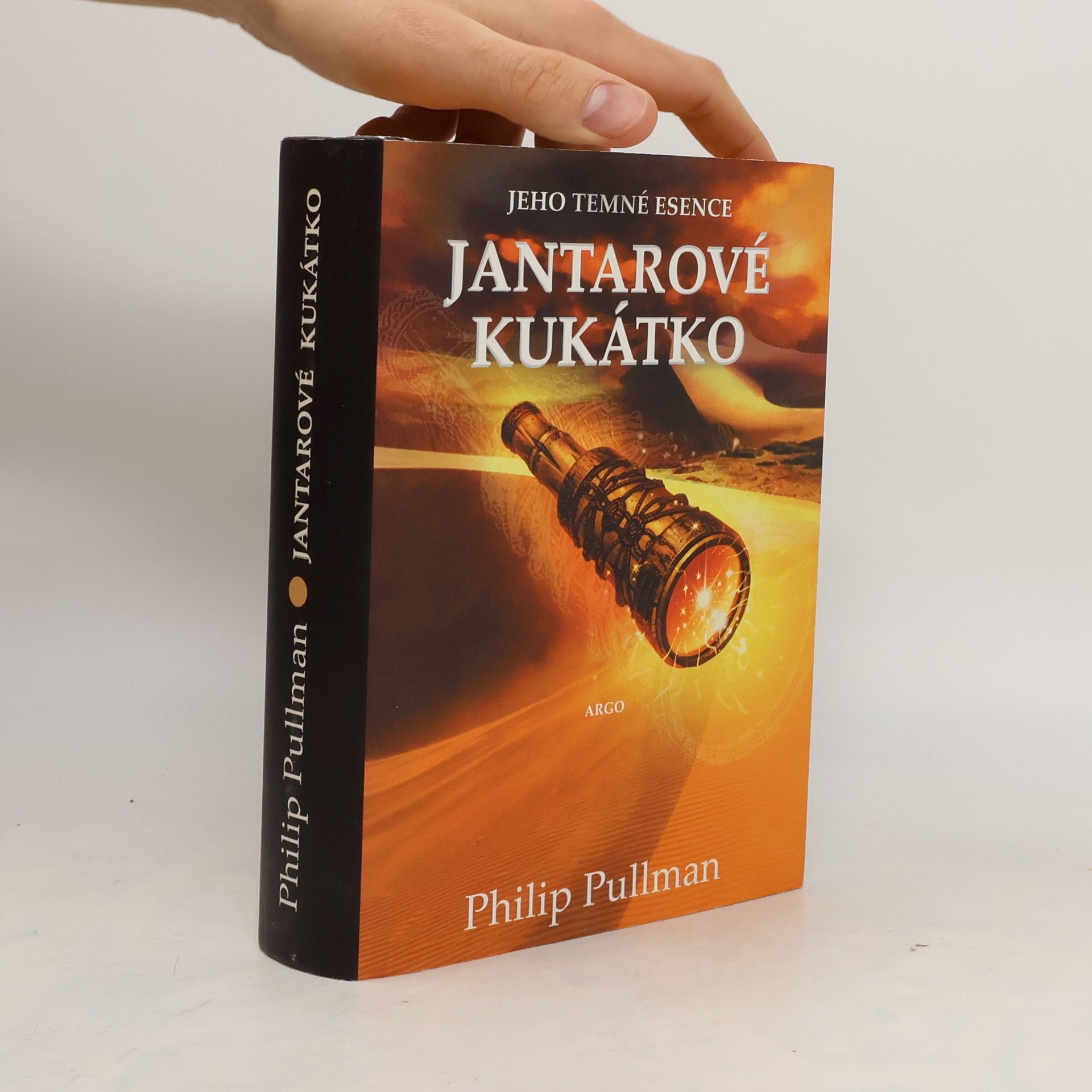 Philip Pullman Jeho temné esence. Jantarové kukátko