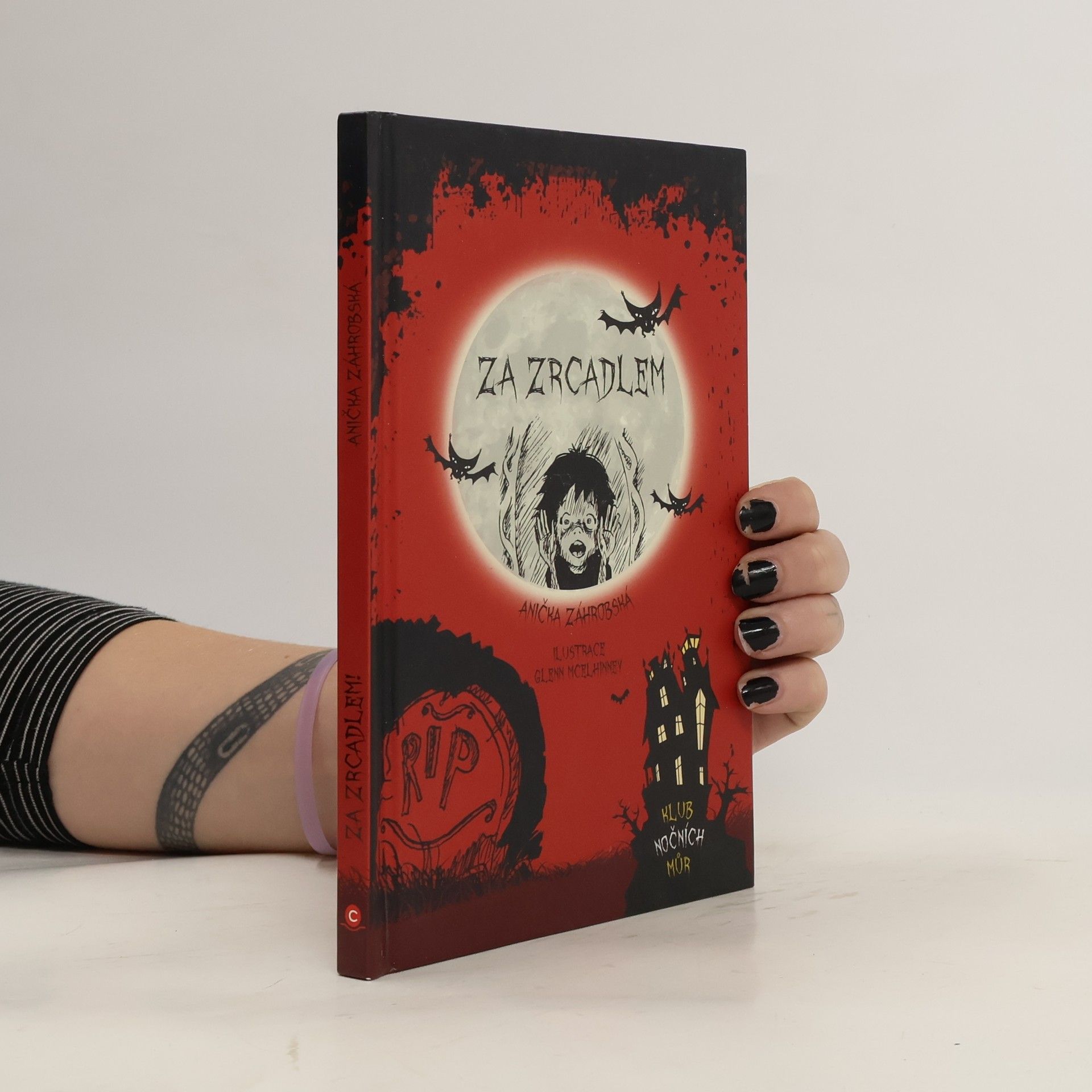 Annie Graves Za zrcadlem : klub nočních můr