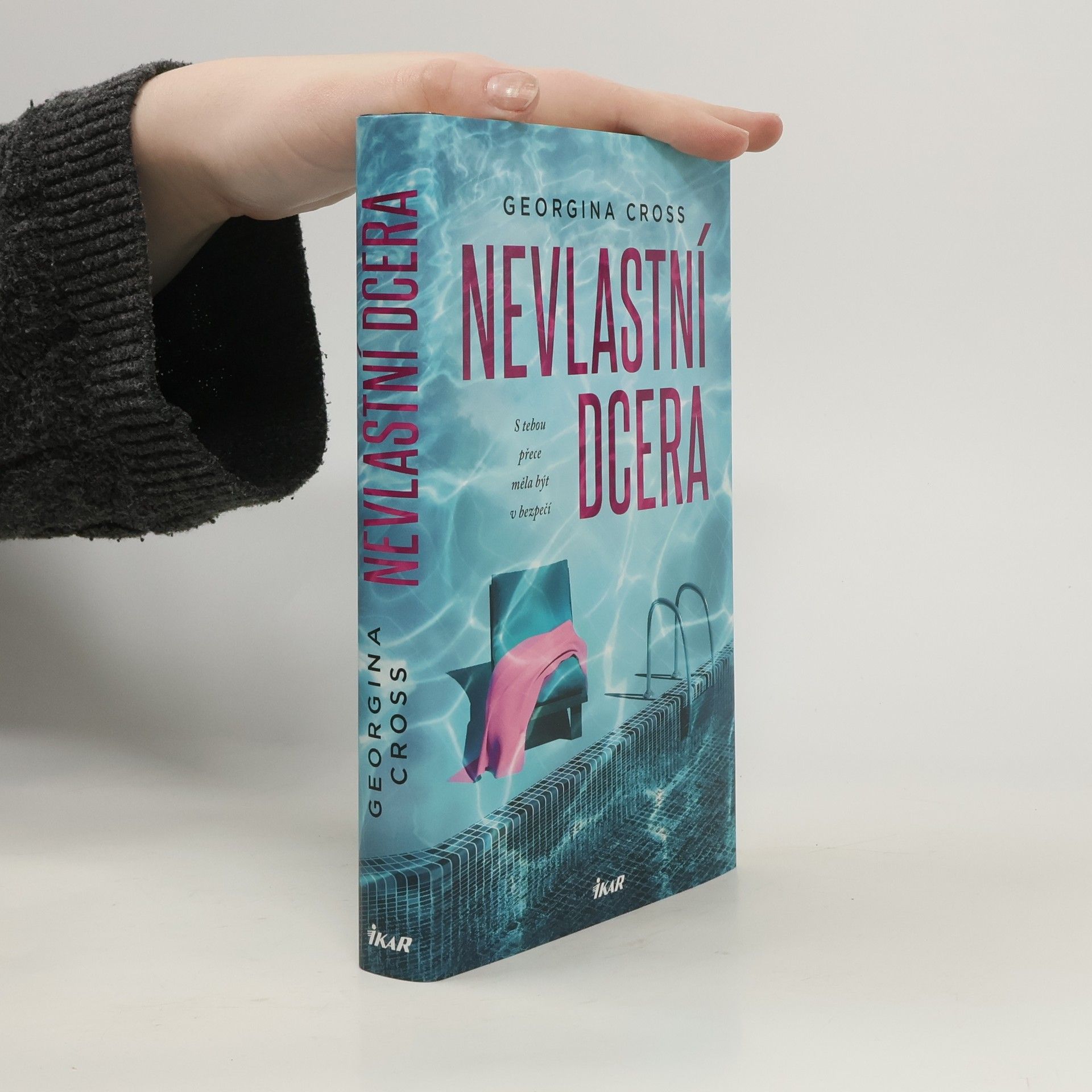Georgina Cross Nevlastní dcera