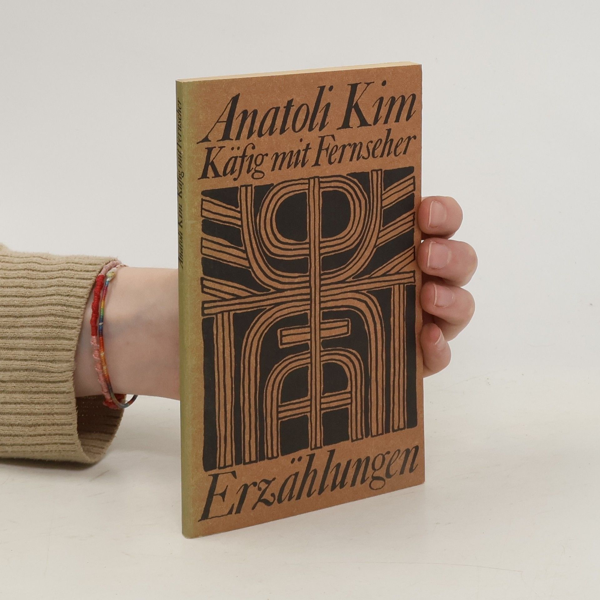 Anatoli Kim Käfig mit Fernseher