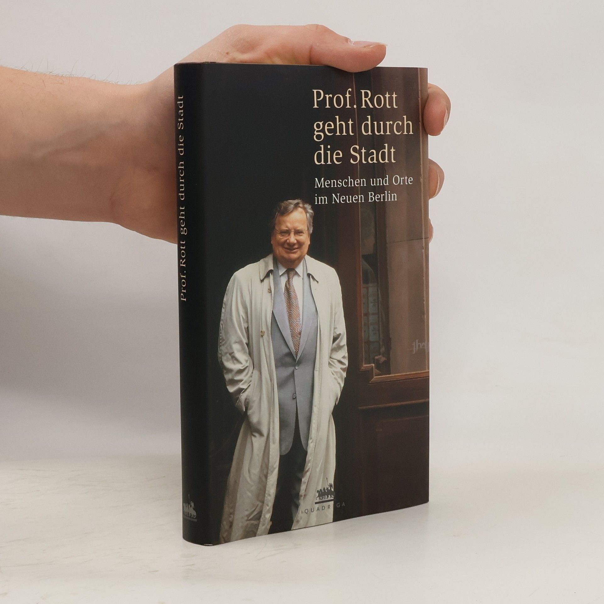 Wilfried Rott Prof. Rott geht durch die Stadt