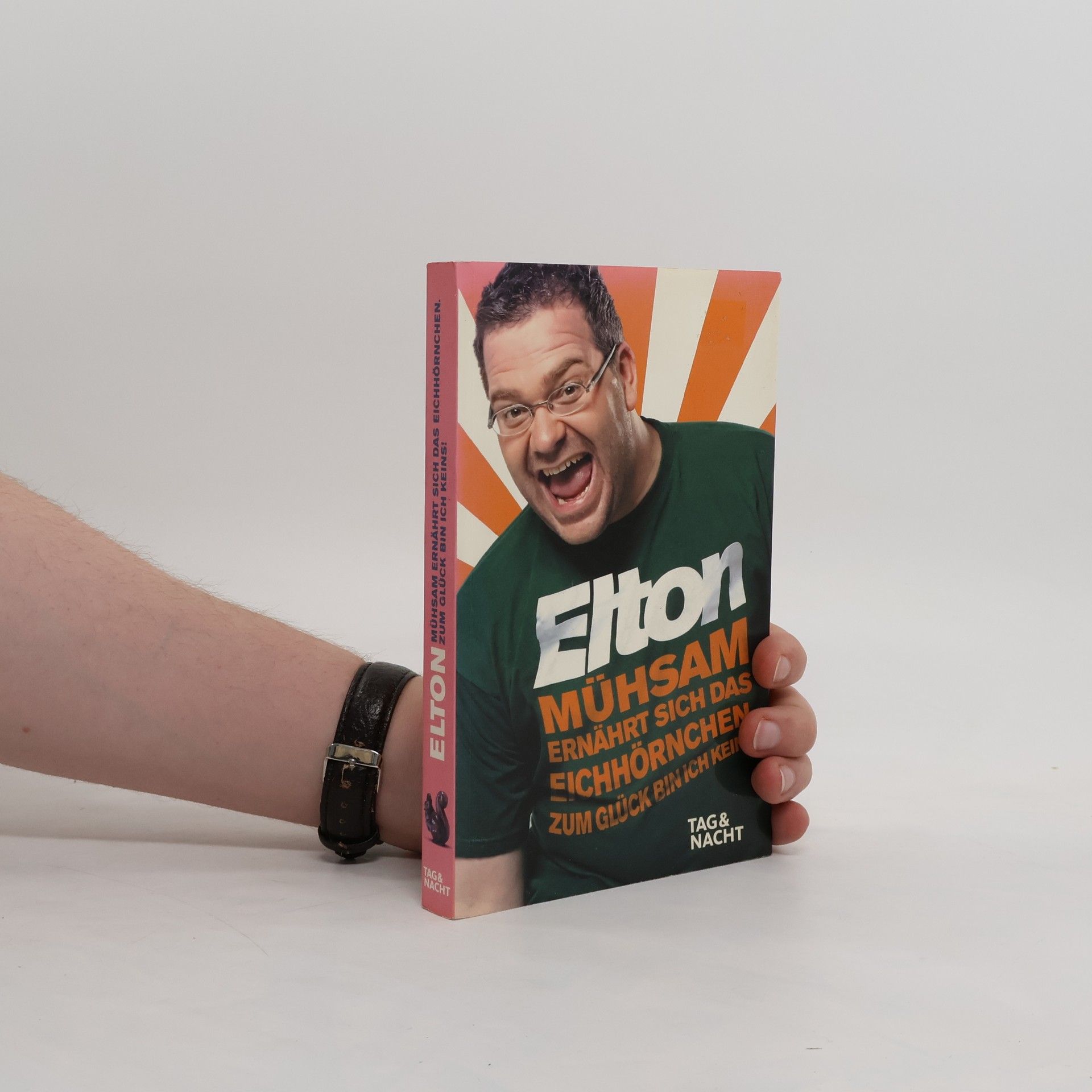 Elton Mühsam ernährt sich das Eichhörnchen