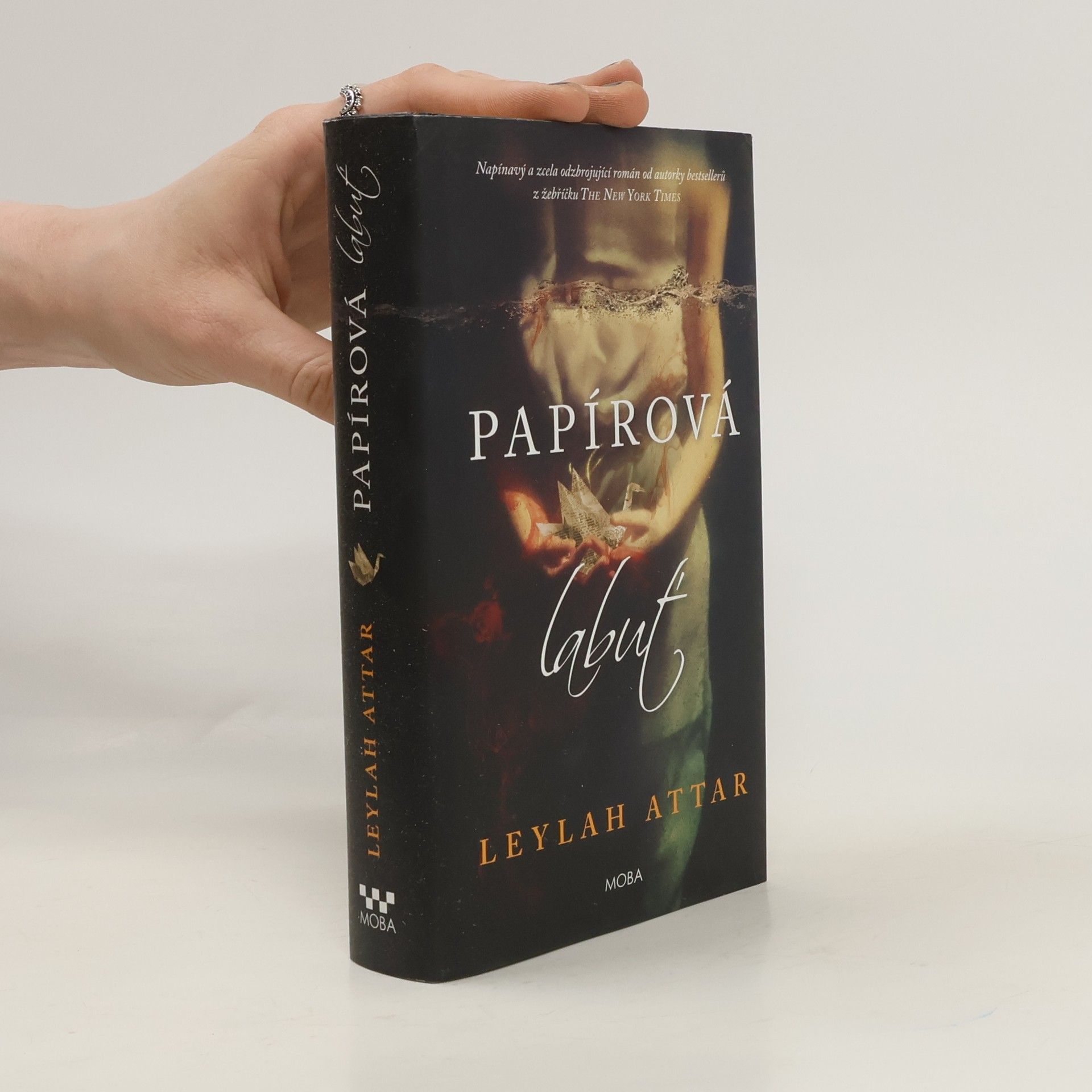 Leylah Attar Papírová labuť
