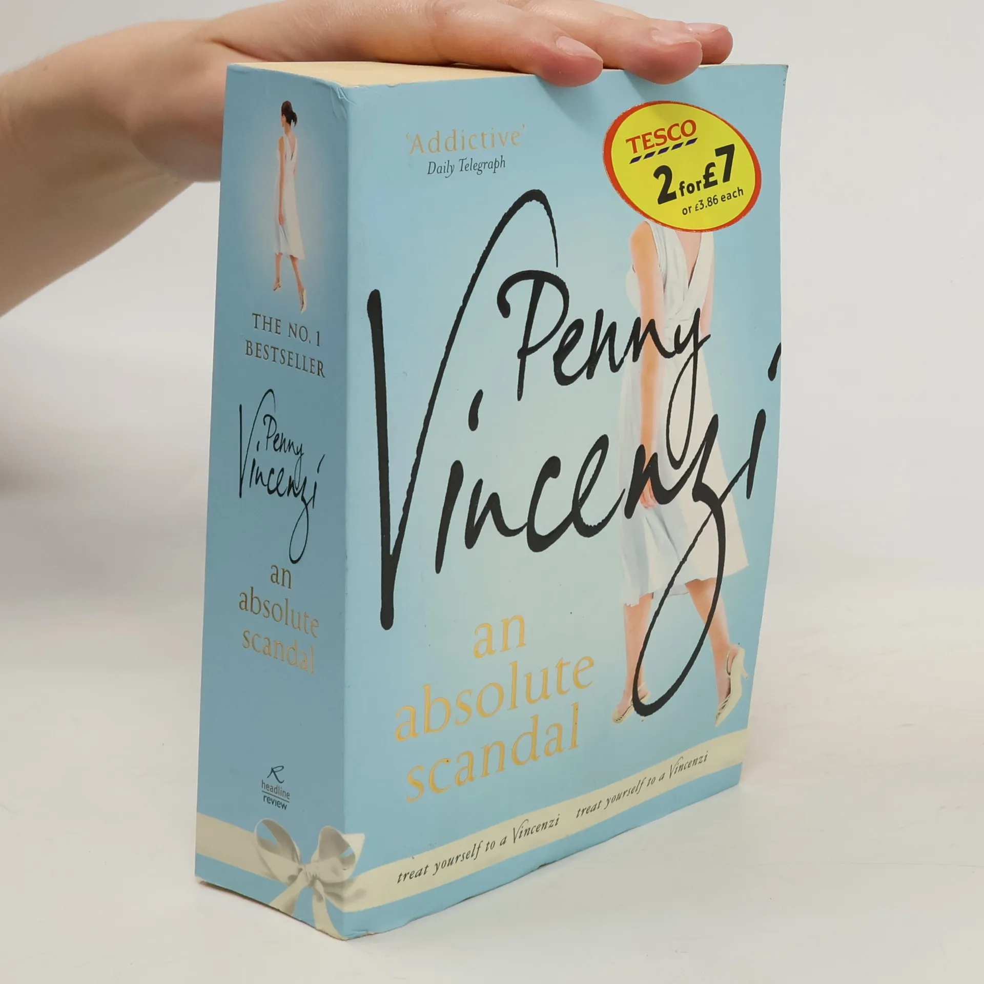 An Absolute Scandal | Book | Penny Vincenzi | EN