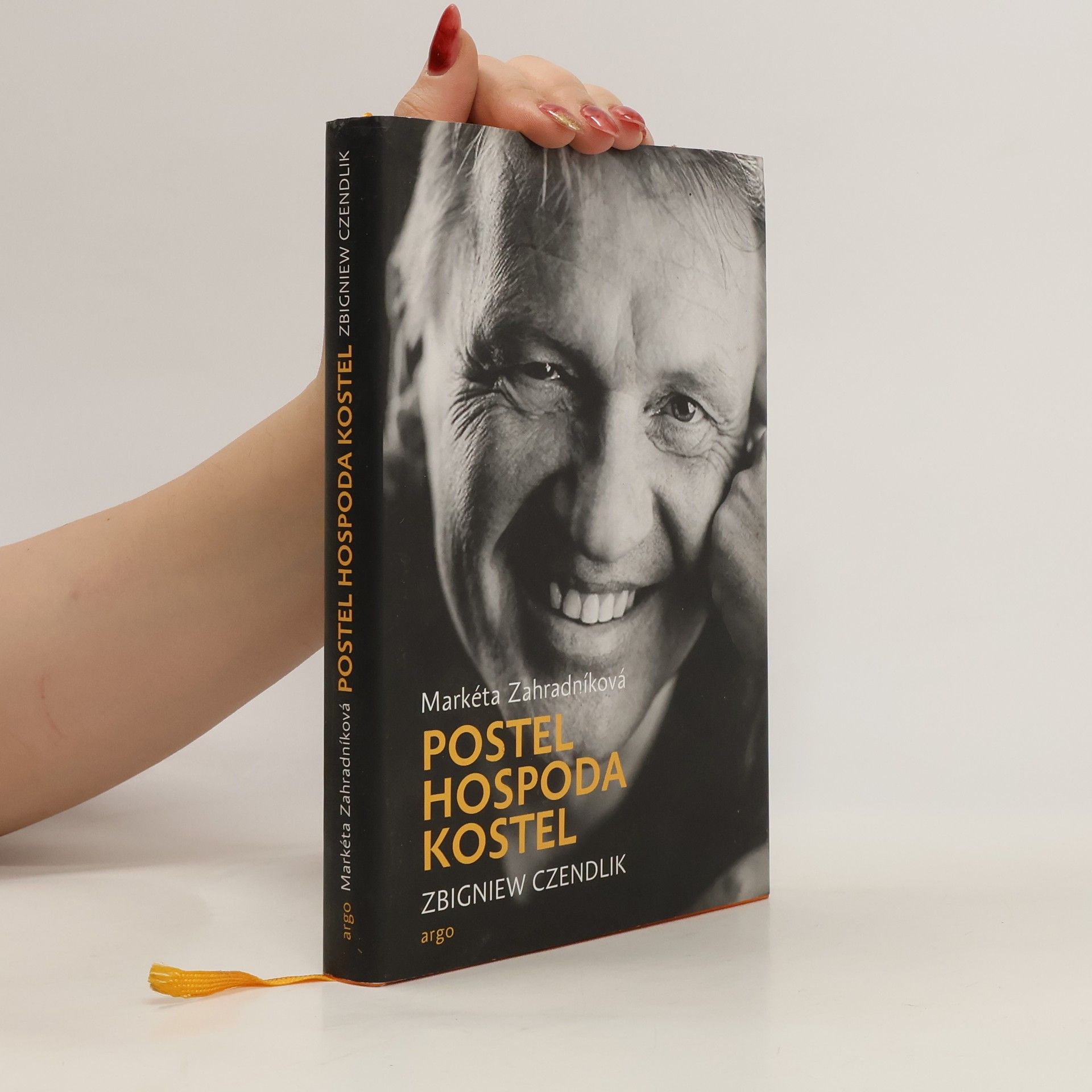 Postel, hospoda, kostel