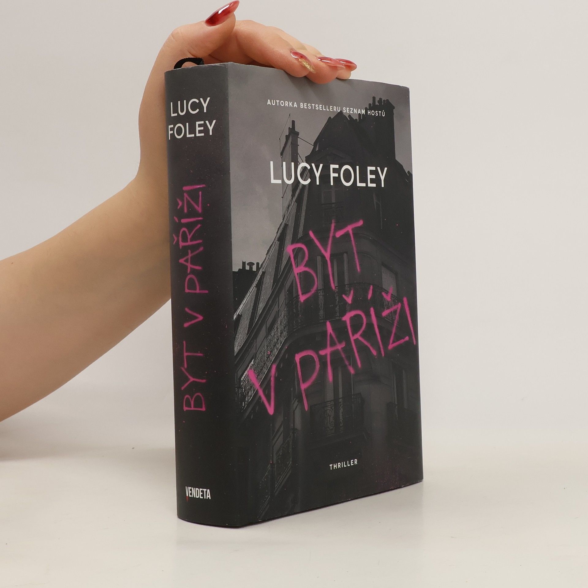 Lucy Foley Byt v Paříži