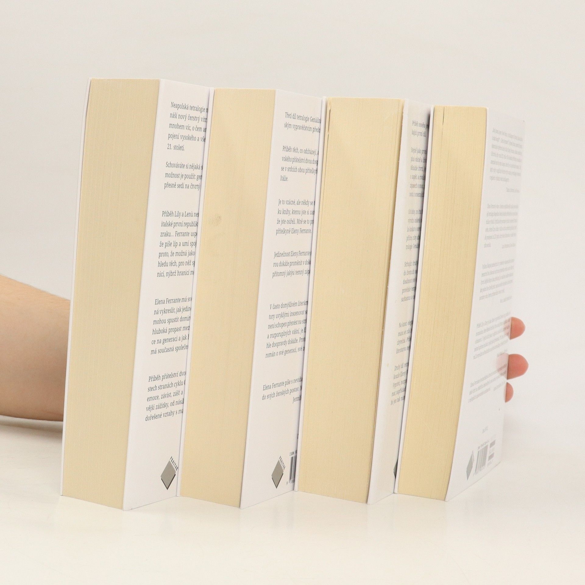 Elena Ferrante Geniální přítelkyně 1-4