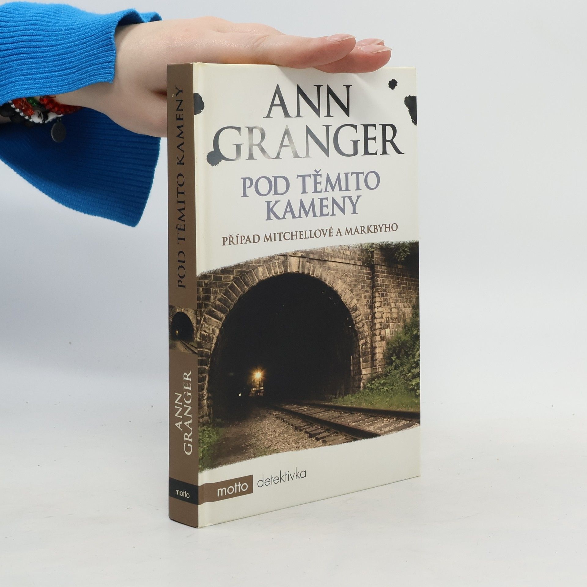 Ann Granger Pod těmito kameny