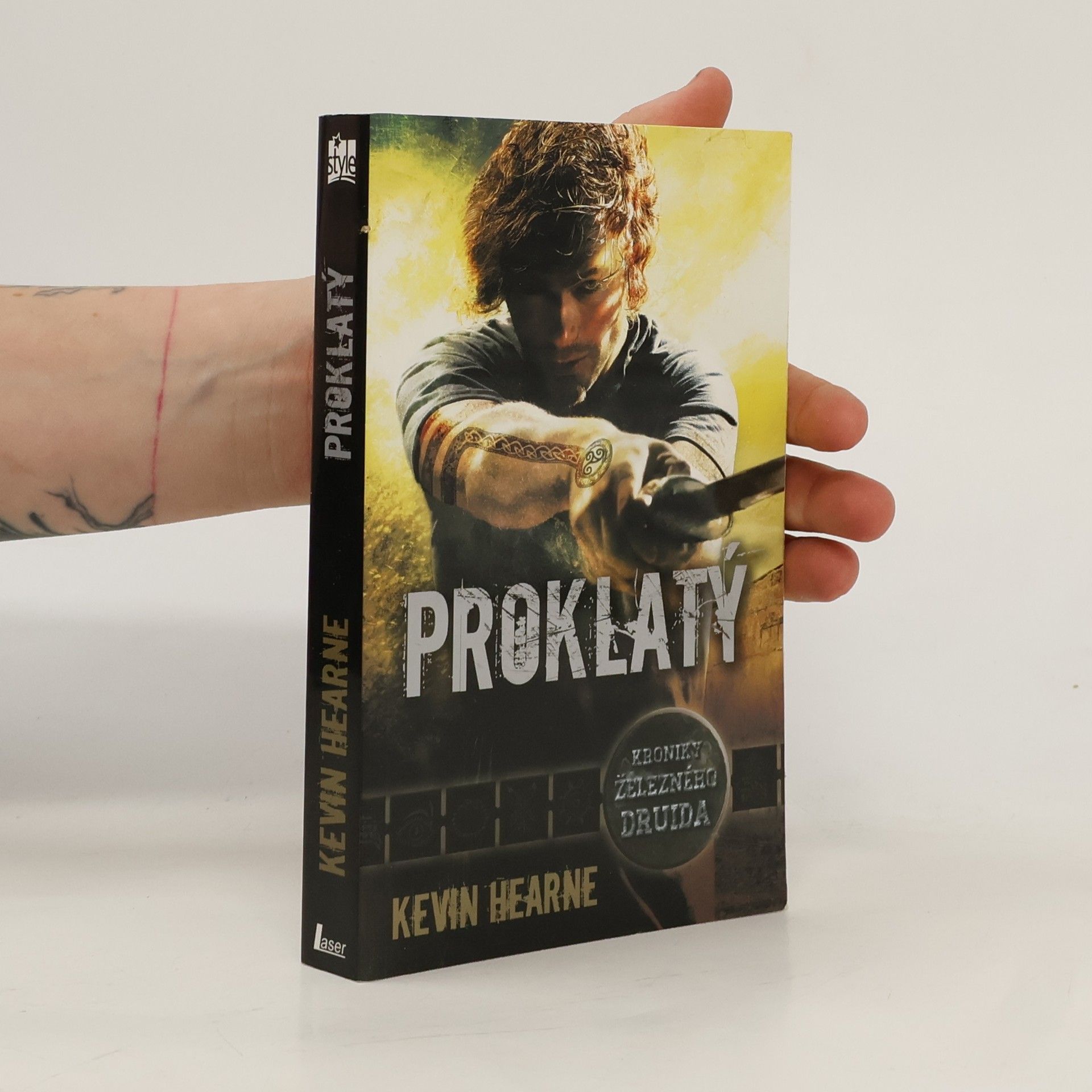 Kevin Hearne Proklatý. Kroniky železného druida