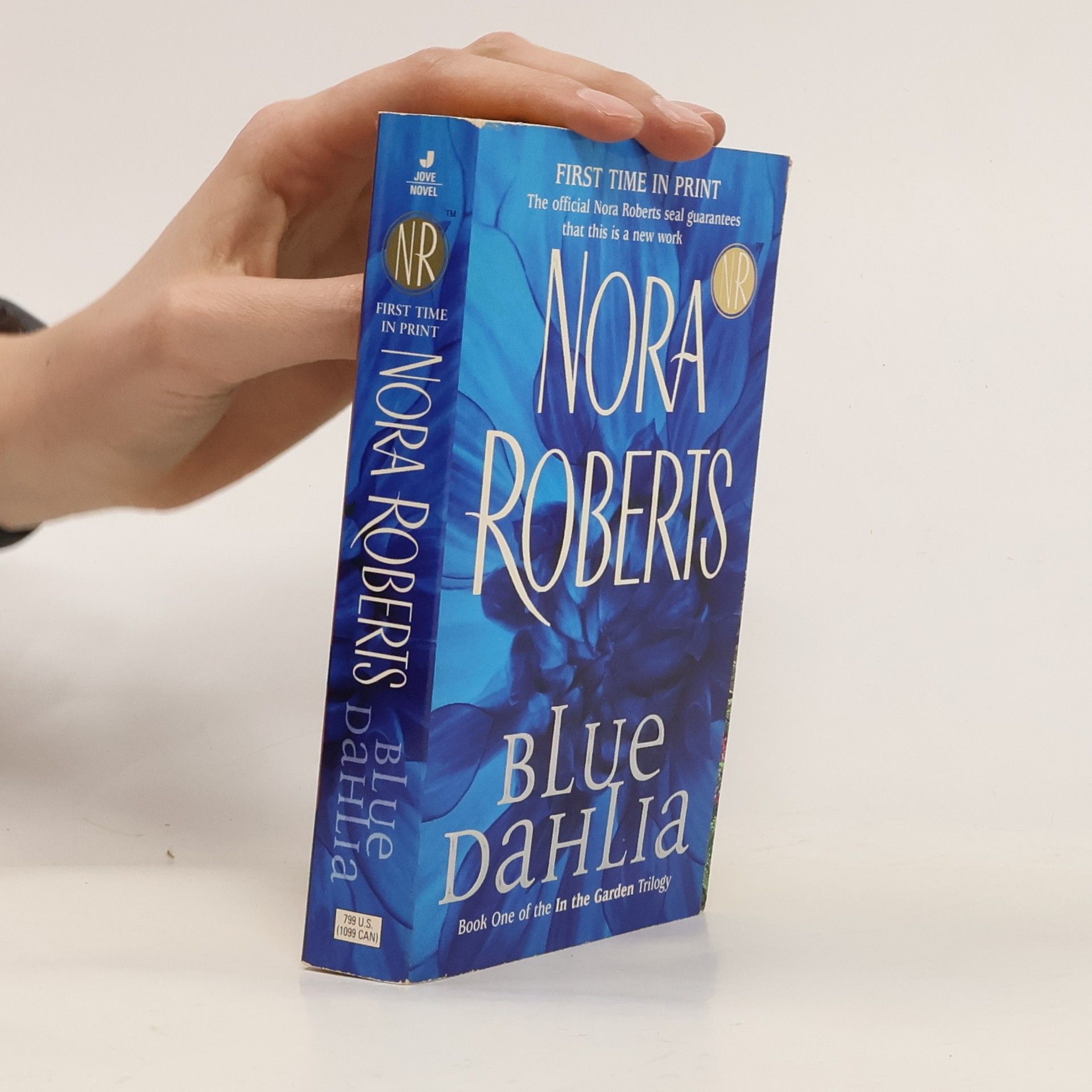 Nora Roberts Blue Dahlia. Blüte der Tage, englische Ausgabe