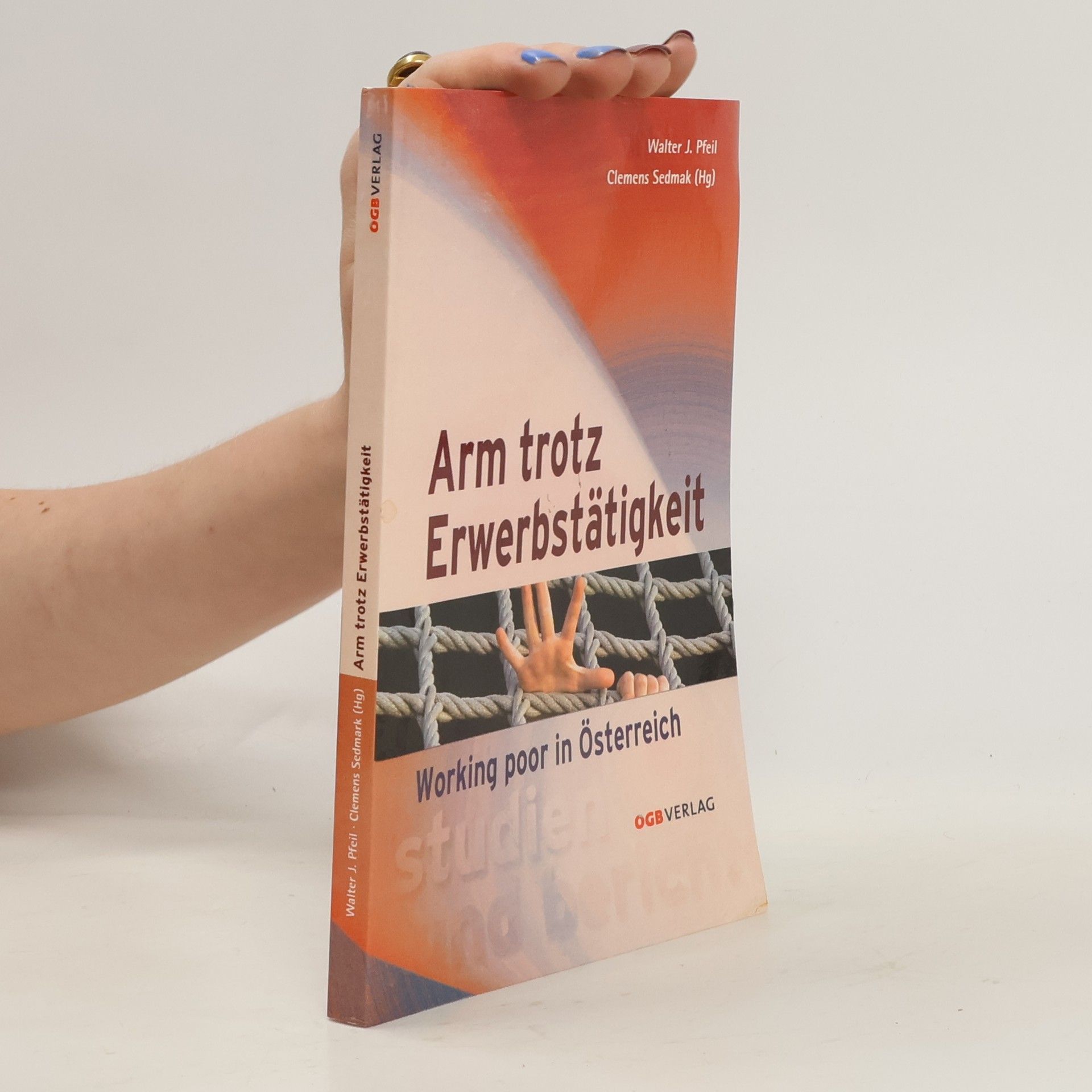 Walter J. Pfeil Arm trotz Erwerbstätigkeit