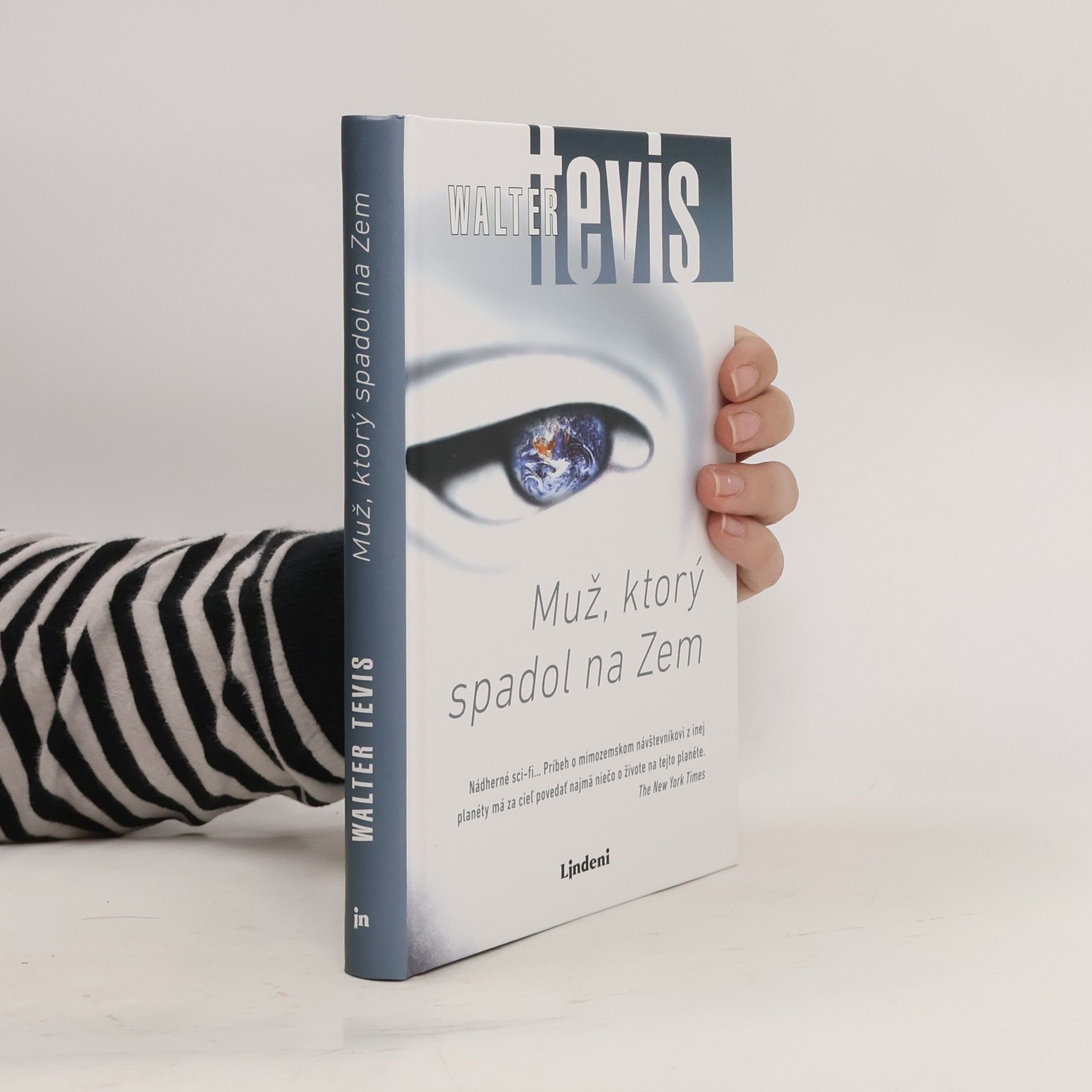 Tevis Walter Muž, ktorý spadol na Zem