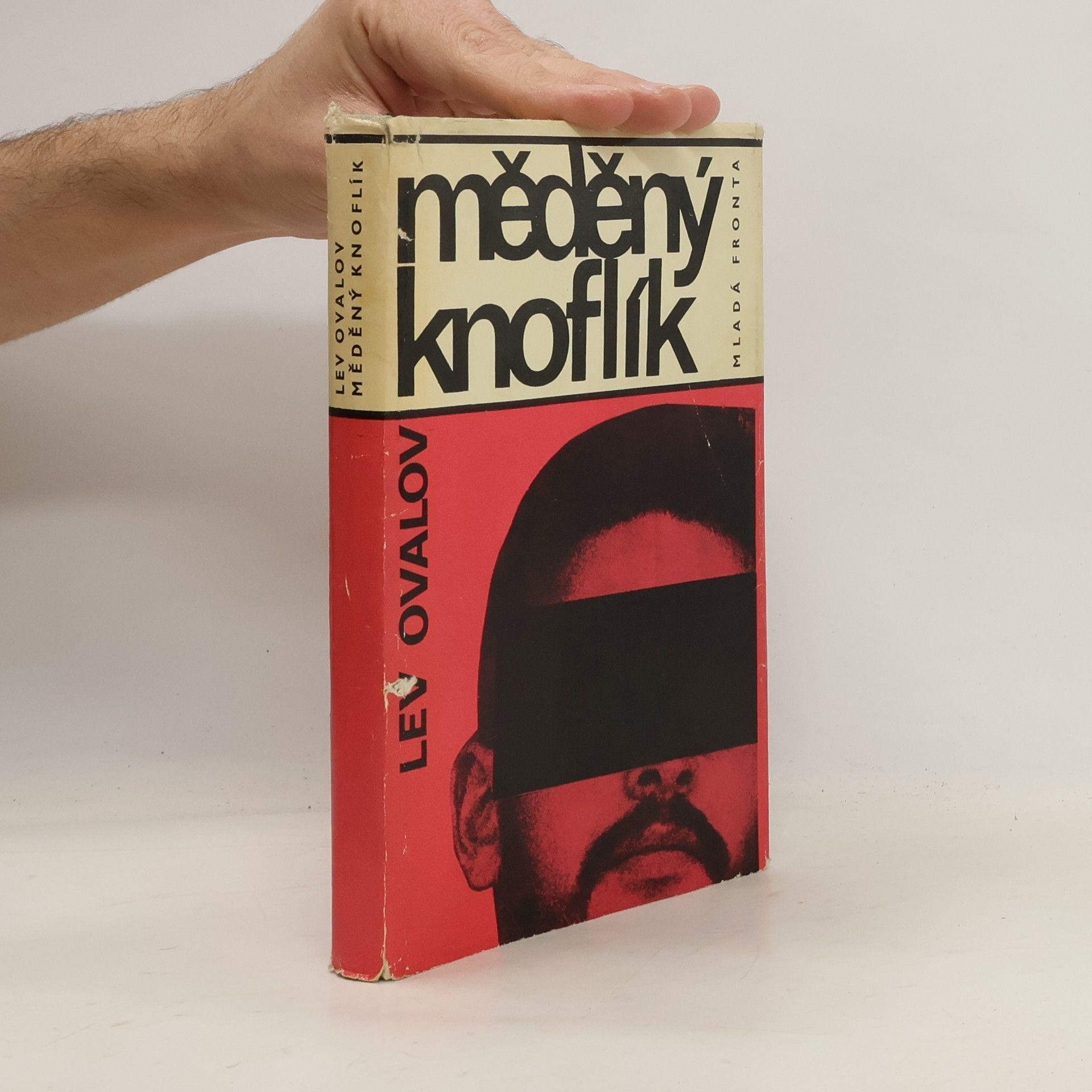 Ovalov Lev Měděný knoflík